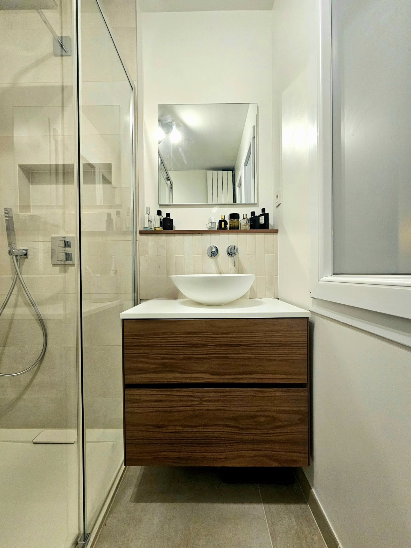 Avant / Après ✨
Une salle de bain avec baignoire transformée en salle d’eau simple et intemporelle.
Le client souhaitait remplacer la baignoire par une douche épurée, facile à vivre, dans des tons beige clair pour une ambiance douce et lumineuse.
Nous avons misé sur des lignes sobres et des matériaux intemporels afin de créer un espace apaisant, pensé pour durer.
👉 Et vous, êtes-vous plutôt baignoire ou douche au quotidien ?
📐 Architecture d’intérieur
📸 Avant / Après
Paroi de douche @cedeofrance
Colonne de douche encastrée @grohe_fr
Meuble et vasque @zenonsolidsurface
Receveur @mundilite
Carrelage @kerabenceramics @sottocer et @carrelagesetparquetsoise
#avantapres #decorationinterieur #salledebain #bathroom #decoration