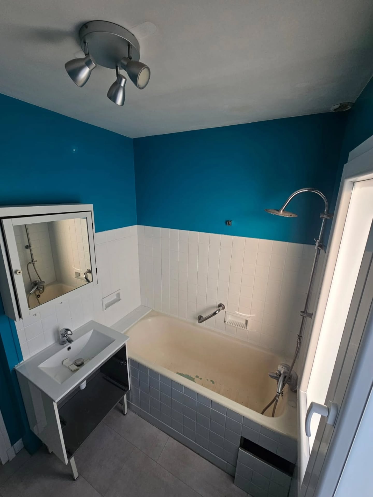 Avant / Après ✨
Une salle de bain avec baignoire transformée en salle d’eau simple et intemporelle.
Le client souhaitait remplacer la baignoire par une douche épurée, facile à vivre, dans des tons beige clair pour une ambiance douce et lumineuse.
Nous avons misé sur des lignes sobres et des matériaux intemporels afin de créer un espace apaisant, pensé pour durer.
👉 Et vous, êtes-vous plutôt baignoire ou douche au quotidien ?
📐 Architecture d’intérieur
📸 Avant / Après
Paroi de douche @cedeofrance
Colonne de douche encastrée @grohe_fr
Meuble et vasque @zenonsolidsurface
Receveur @mundilite
Carrelage @kerabenceramics @sottocer et @carrelagesetparquetsoise
#avantapres #decorationinterieur #salledebain #bathroom #decoration