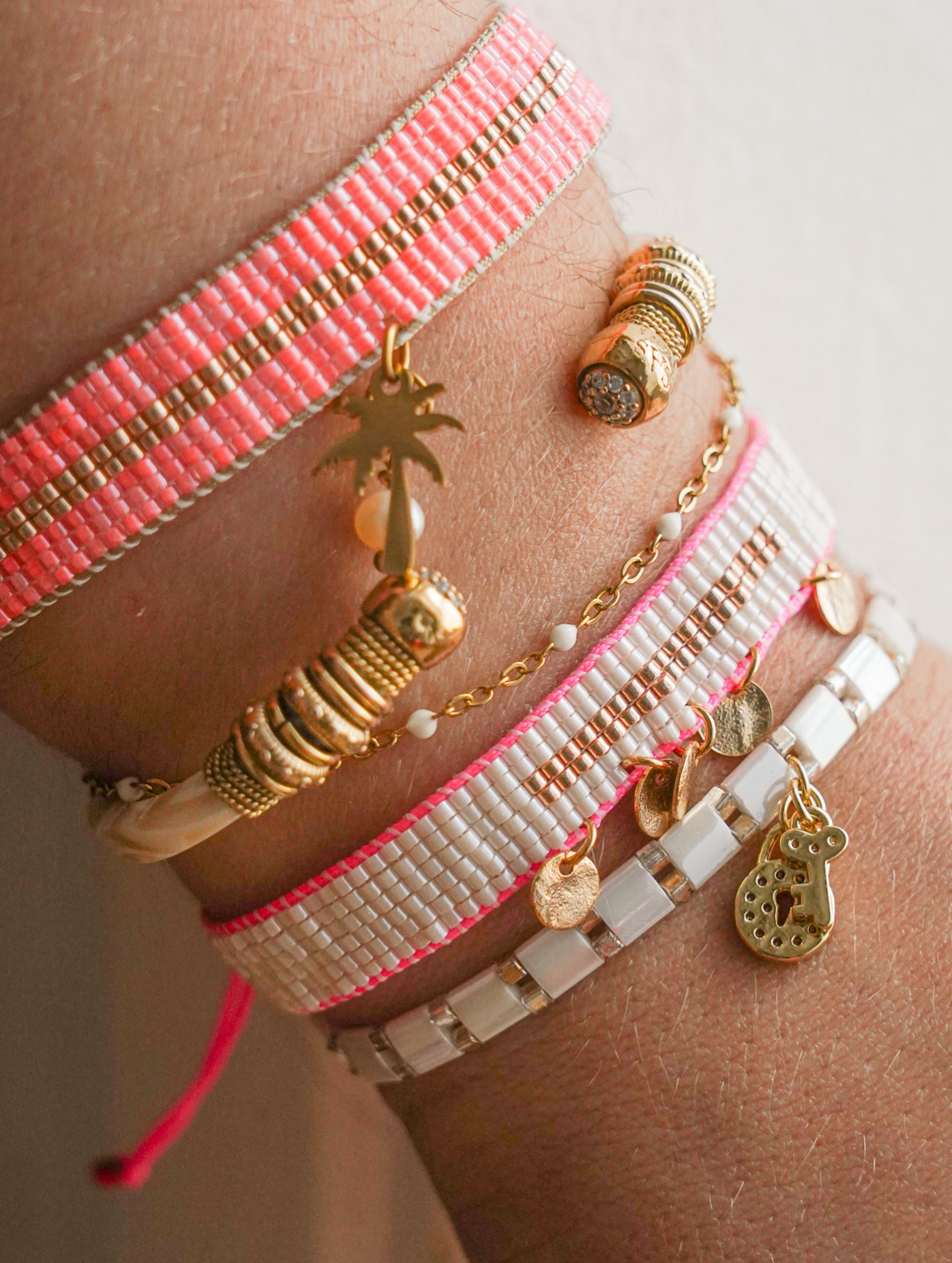 Ces derniers jours, j’ai réalisé 2 bracelets tissés avec des perles Miyuki, à l’aide d’un métier à tisser. J’en ai profité pour filmer et monter un tuto vidéo que j’ai posté sur YouTube.
J’ai également mis les liens du matériel (@perlesandco ) dans la barre d’info YouTube mais également sur mon blog 🤷🏼♀️
Le tissage de perles, c’est un peu comme le patchwork : le plus long, c’est d’imaginer le motif mais après, on a très envie d’en faire plein d’autres. 😂
J’espère que ce tuto vous sera utile ! 😘
______
#braceletmiyuki #tissagemiyuki #perlesandco #miyukibracelet #diybijoux