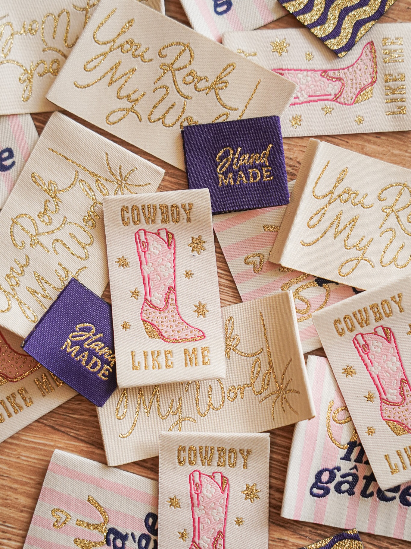 Réassort et nouveautés 🥳🎉🎂
Les étiquettes à coudre sont ENFIN arrivées et en ligne !
J’espère que ça vous plaira 😁
J’en ai profité pour faire des photos de mon packaging. L’été dernier, je vous avais expliqué que j’avais volontairement créé des cartes décoratives pour que vous puissiez vous en resservir pour ranger vos rubans ou même vos bijoux (voir les 2 dernières photos du carrousel).
Vous avez une préférence concernant les 4 nouveaux modèles ? Rock My World, Bo$S Lady, Cowboy ou Ma gâtée ? 😂
——-
#etiquettesacoudre #etiquette #coudre #cousette #diycouture