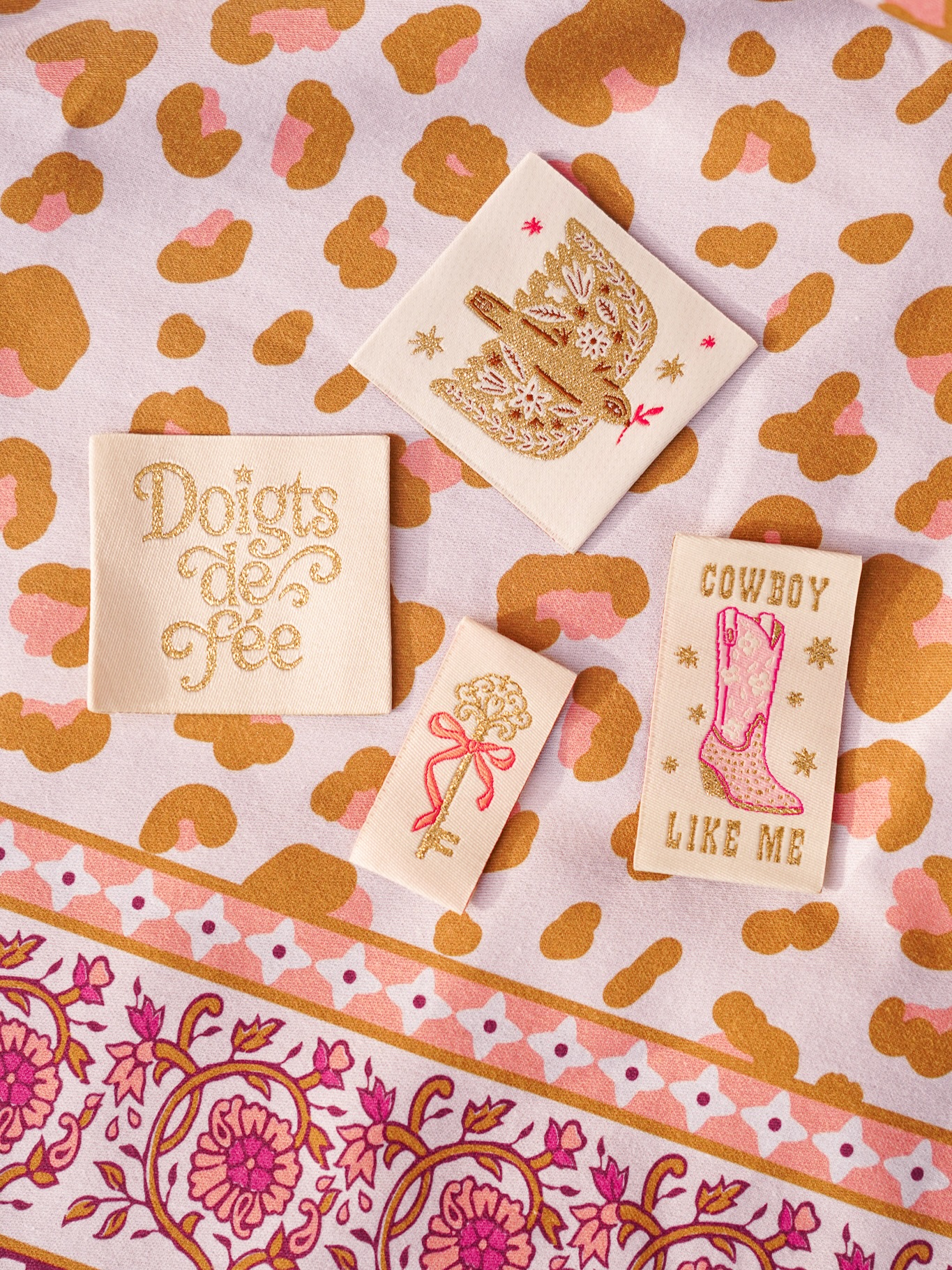 ✨ Nouveauté !
Tissu au mètre disponible en précommande sur mon shop 🥰
J’ai enfiiiin pris le temps de développer ce tissu, après vous l’avoir présenté… il y a très exactement 1 an 😂
Il s’agit d’un satin de coton, avec des lisières ornées d’une frise : parfait pour jouer avec les détails et les finitions dans tous vos projets — vêtements, déco, accessoires…
Le motif léopard est, sans surprise, décliné dans des tons doux de moutarde et de rose corail 🥰
👉 La précommande est ouverte jusqu’à dimanche prochain, pour vous laisser le temps de réfléchir à vos projets et de passer commande tranquillement.
ℹ️ Les photos du chemisier et du pantalon ont été générées via une IA, afin de vous donner un aperçu du rendu.
Je n’ai pas encore eu le temps de le coudre 🥲 (à part en petit pochon, l’an dernier ! voir l’avant-dernière photo).
#diycouture #tissuaddict #coutureaddict #coudre #cousette 🐆💛