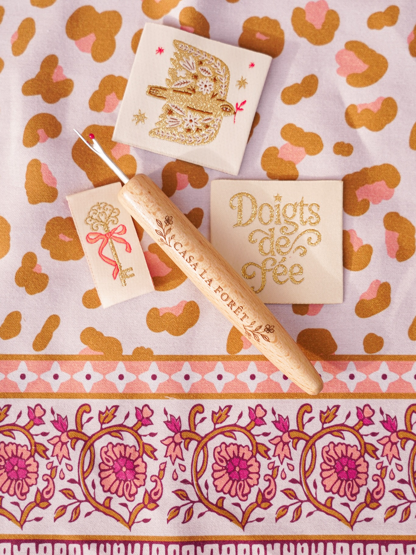 ✨ Nouveauté !
Tissu au mètre disponible en précommande sur mon shop 🥰
J’ai enfiiiin pris le temps de développer ce tissu, après vous l’avoir présenté… il y a très exactement 1 an 😂
Il s’agit d’un satin de coton, avec des lisières ornées d’une frise : parfait pour jouer avec les détails et les finitions dans tous vos projets — vêtements, déco, accessoires…
Le motif léopard est, sans surprise, décliné dans des tons doux de moutarde et de rose corail 🥰
👉 La précommande est ouverte jusqu’à dimanche prochain, pour vous laisser le temps de réfléchir à vos projets et de passer commande tranquillement.
ℹ️ Les photos du chemisier et du pantalon ont été générées via une IA, afin de vous donner un aperçu du rendu.
Je n’ai pas encore eu le temps de le coudre 🥲 (à part en petit pochon, l’an dernier ! voir l’avant-dernière photo).
#diycouture #tissuaddict #coutureaddict #coudre #cousette 🐆💛