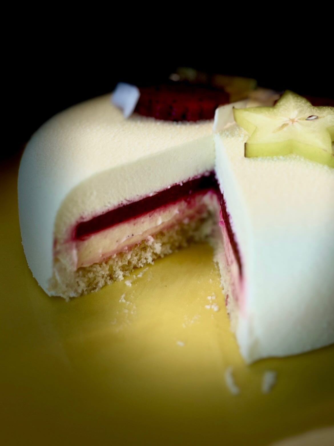 🌏 Voyage en Asie – escale gourmande ✈️
Nouveau challenge pour la super Team @prendstadosedesucre ✨
Le thème de ce dimanche : « Voyage en Asie ».
Un thème qui m’a fait cogiter… d’autant plus que j’avais un challenge dans le challenge 😅
Mon ami @horusindien m’avait imposé une contrainte de taille :
👉 utiliser du pitaya, aka le fruit du dragon 🐉
Après quelques réflexions, pas mal de tests (et un soupçon d’acharnement 😌),
voici le résultat :
👉 un entremets délicat, frais, tout en équilibre,
qui a fait l’unanimité à la dégustation.
Verdict du jury maison ?
👉 “Garde la recette secrète…”
👉 “…et surtout, mets ce dessert à la carte.”
Message reçu 😏
⸻
🍰 Composition du dessert
▫️ Sablé reconstitué coco
▫️ Biscuit moelleux coco
▫️ Crémeux citron vert & yuzu
▫️ Confit de pitaya rouge aux zestes de citron vert
▫️ Mousse coco infusée à la citronnelle
⸻
Reste maintenant à découvrir comment les autres membres de l’équipage
nous ont fait voyager à leur tour… 🌍✨
➡️ Direction les créations de la Team @prendstadosedesucre !
@algona78
@atouts_gourmands
@bouts.de.choux
@cestmongateauprefere
@gwourmandises
@lapaillotesucree
@mesevasionsculinaires
@moelleusementbon
@ogniricciounpasticcio
#asie #entremet #pâtisserie #faitmaison #patisserieartisanale