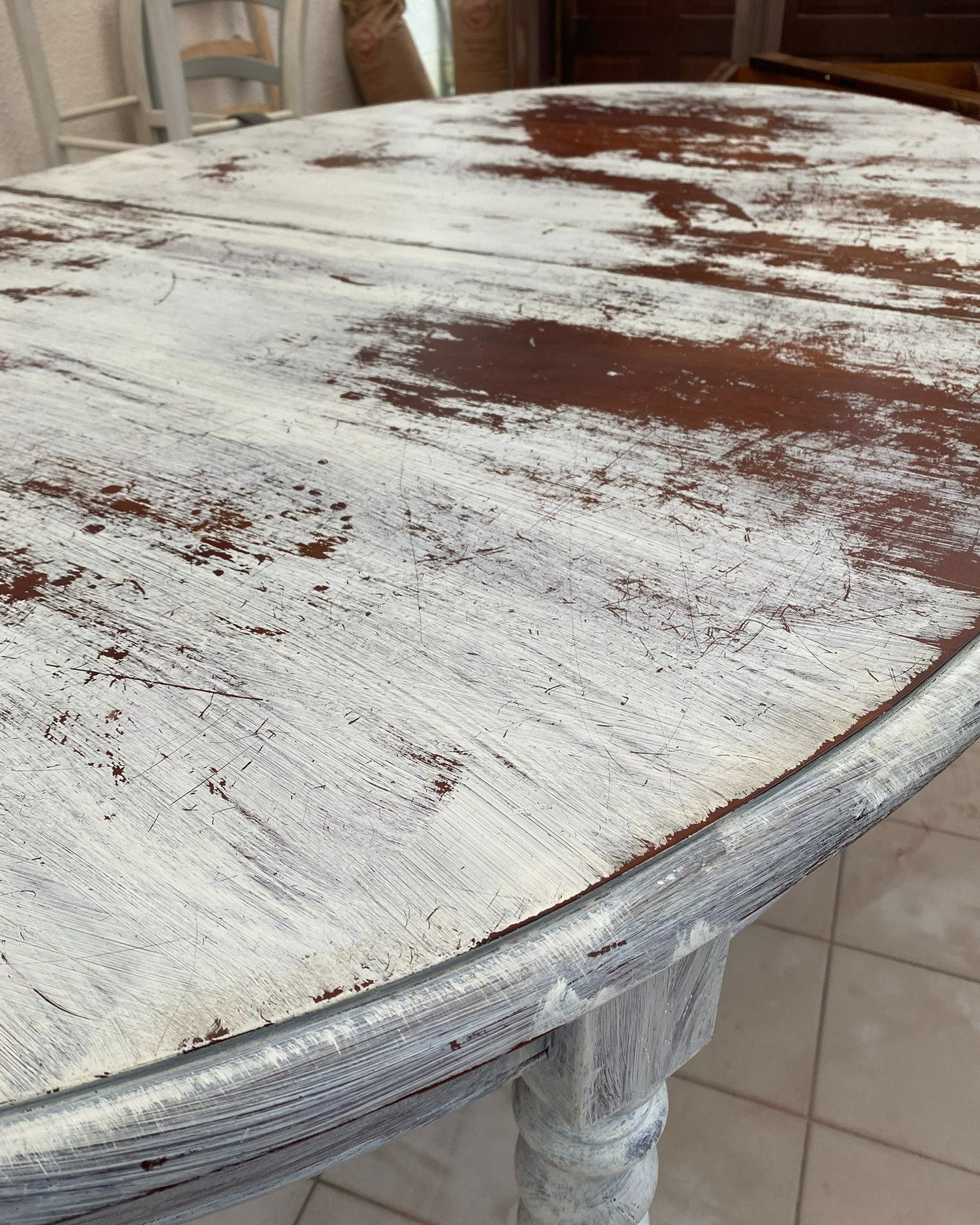 ✨ Nouveau départ pour cette table en MerisierSwipe pour voir l'état initial ! ➡️Cette table ovale est passée par l'atelier pour une véritable cure de jeunesse. Elle était recouverte d'une peinture blanche qui, avec les années, avait fini par s'écailler et perdre de son éclat. C'était le moment idéal pour tout remettre à nu et redécouvrir le trésor qui se cachait dessous.🔥Le merisier est un bois que je travaille énormément. C’est une essence emblématique de nos intérieurs, appréciée pour son grain très fin et sa robustesse. Pendant longtemps, ces meubles ont été peints ou vernis très sombre, mais l'aérogommage permet de leur redonner leur clarté originelle.😍En enlevant cette peinture fatiguée, j'ai pu libérer les nuances naturelles et chaleureuses du bois. Pour la finition, j'ai opté pour une vitrification mat incolore : le combo parfait pour garder l'aspect brut du bois tout en assurant une protection optimale contre les taches et les rayures du quotidien.✨ Commande client : Ce projet (déjà livré !) montre qu'avec un bon décapage, on peut transformer un meuble dont la peinture s'essouffle en une pièce moderne et naturelle.#renovationmeuble #aerogommage #merisier #ebenisterie #upcycling #restaurationmeuble #decointerieur #meubleancien #artisanatfrancais #vertou #nantes #atlantiqueaerogommage #atelierpivoine #passionbois #avantapres #decoration #woodworking #renovation #boisnaturel #artisan