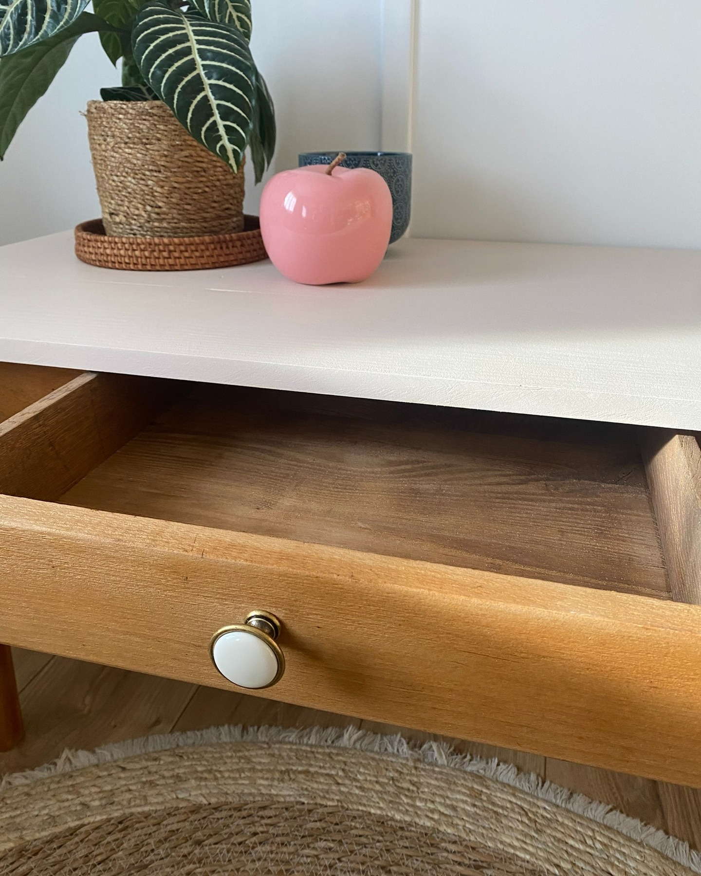 Nouveauté !
Table basse ancienne rénovée – pièce unique 💖Cette jolie table basse ancienne a retrouvé une seconde vie entre mes mains 🤍🔨 Rénovation complète :
• Aérogommage puis ponçage de la structure
• Vernis de protection pour sublimer le bois
• Plateau sous-couché avec un bloque-tanin, puis peint et verni
• Poignée d’origine remplacée pour une touche plus actuelle🌳 Bois probablement en hêtre
🕰️ Table ancienne, avec ses traces du temps qui font tout son charme et racontent son histoire📐 Dimensions :
• Longueur : 100 cm
• Largeur : 50,3 cm
• Hauteur : 45 cm❌ Elle est vendueElle est prête à trouver son nouveau propriétaire et à reprendre du service dans un intérieur doux et chaleureux ✨Livraison possible dans toute la France via Cocolis
Contacte moi en MP ou rends toi sur ma boutique en ligne#meublerénové #renovationmeuble #mobilierancien #tablebasse #meubleancien #meublevintage #decointerieur #decorationinterieure #interieurinspiration #homedecor #slowdeco #upcycling #secondevie #faitmain #artisanat #bois #decofrancaise #instadeco #avantapres #pieceunique