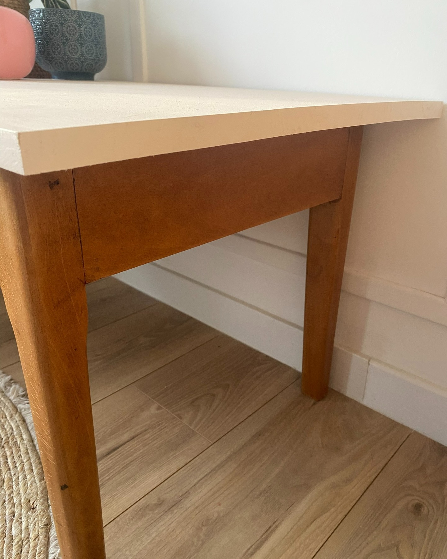 Nouveauté !
Table basse ancienne rénovée – pièce unique 💖Cette jolie table basse ancienne a retrouvé une seconde vie entre mes mains 🤍🔨 Rénovation complète :
• Aérogommage puis ponçage de la structure
• Vernis de protection pour sublimer le bois
• Plateau sous-couché avec un bloque-tanin, puis peint et verni
• Poignée d’origine remplacée pour une touche plus actuelle🌳 Bois probablement en hêtre
🕰️ Table ancienne, avec ses traces du temps qui font tout son charme et racontent son histoire📐 Dimensions :
• Longueur : 100 cm
• Largeur : 50,3 cm
• Hauteur : 45 cm❌ Elle est vendueElle est prête à trouver son nouveau propriétaire et à reprendre du service dans un intérieur doux et chaleureux ✨Livraison possible dans toute la France via Cocolis
Contacte moi en MP ou rends toi sur ma boutique en ligne#meublerénové #renovationmeuble #mobilierancien #tablebasse #meubleancien #meublevintage #decointerieur #decorationinterieure #interieurinspiration #homedecor #slowdeco #upcycling #secondevie #faitmain #artisanat #bois #decofrancaise #instadeco #avantapres #pieceunique
