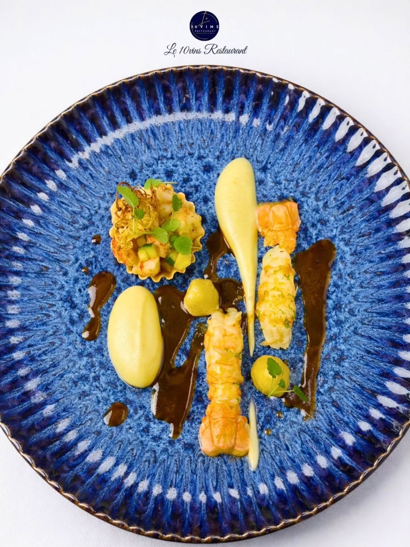 La Saint-Valentin se prépare aussi dans l’assiette.
Cette langoustine, issue de notre menu de la Saint-Valentin, a été pensée autour de la finesse du produit et de l’équilibre des saveurs.
Une assiette délicate, travaillée avec précision, pour accompagner un moment à partager à deux.
Le menu de la Saint-Valentin est disponible.
Vous pouvez le télécharger directement via le lien en bio.
#le10vinsrestaurant #saintvalentin #langoustine #cuisinegastronomique #chanteloupenbrie
