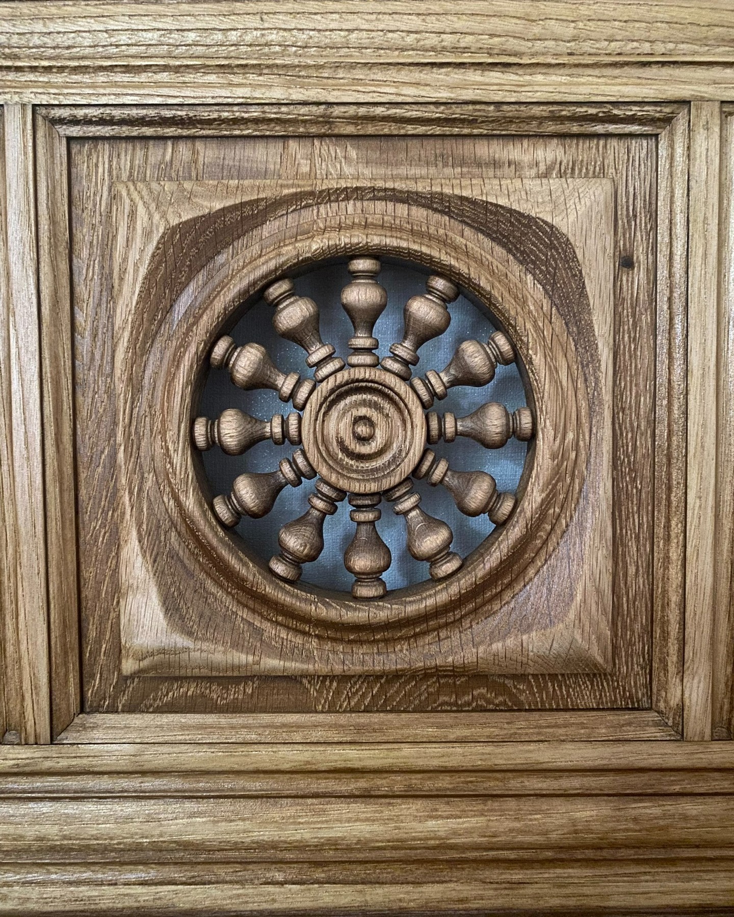 Une seconde vie pour ce classique breton !😊Il est temps pour ce beau banc de rentrer à la maison ! 🏠 Sa propriétaire va pouvoir redécouvrir son meuble sous un tout nouveau jour.Il était recouvert de ce vernis marron très foncé typique d'une époque, qui cachait totalement le veinage du bois.Le saviez-vous ? 🧐 Le banc breton (ou bank-kazel) était la pièce maîtresse du foyer autrefois. Bien plus qu'un simple siège, c'était un meuble "tout-en-un" :- Coffre de rangement : On y gardait le linge, les outils ou même la nourriture.- Symbole social : Plus les sculptures étaient travaillées, plus la famille montrait son aisance.- Convivialité : Il était placé près de la cheminée pour les veillées. On en croise souvent en restauration car ils étaient construits pour durer des siècles !Le travail réalisé sur cette pièce :
1️⃣ Aérogommage pour retirer les couches de vernis accumulées sans abîmer les sculptures.
2️⃣ Ponçage fin pour retrouver la douceur du chêne.
3️⃣ Vitrification mate pour protéger le bois tout en gardant cet aspect naturel et lumineux.Un plaisir de préserver ce patrimoine !👉 Swippe pour voir l'avant ! La différence est radicale, non ? Dis-le moi en commentaire ! 👇#RestaurationMeuble #BancBreton #Ebénisterie #PatrimoineBreton #Aérogommage #AvantApres #ArtisanatFrançais #BoisNaturel #DécoInterieur #MeubleAncien #PassionBois #Nantes #Vertou #voyageanantes #Upcycling #Rénovation #SavoirFaire #Chêne #RelookingMeuble #bretagne