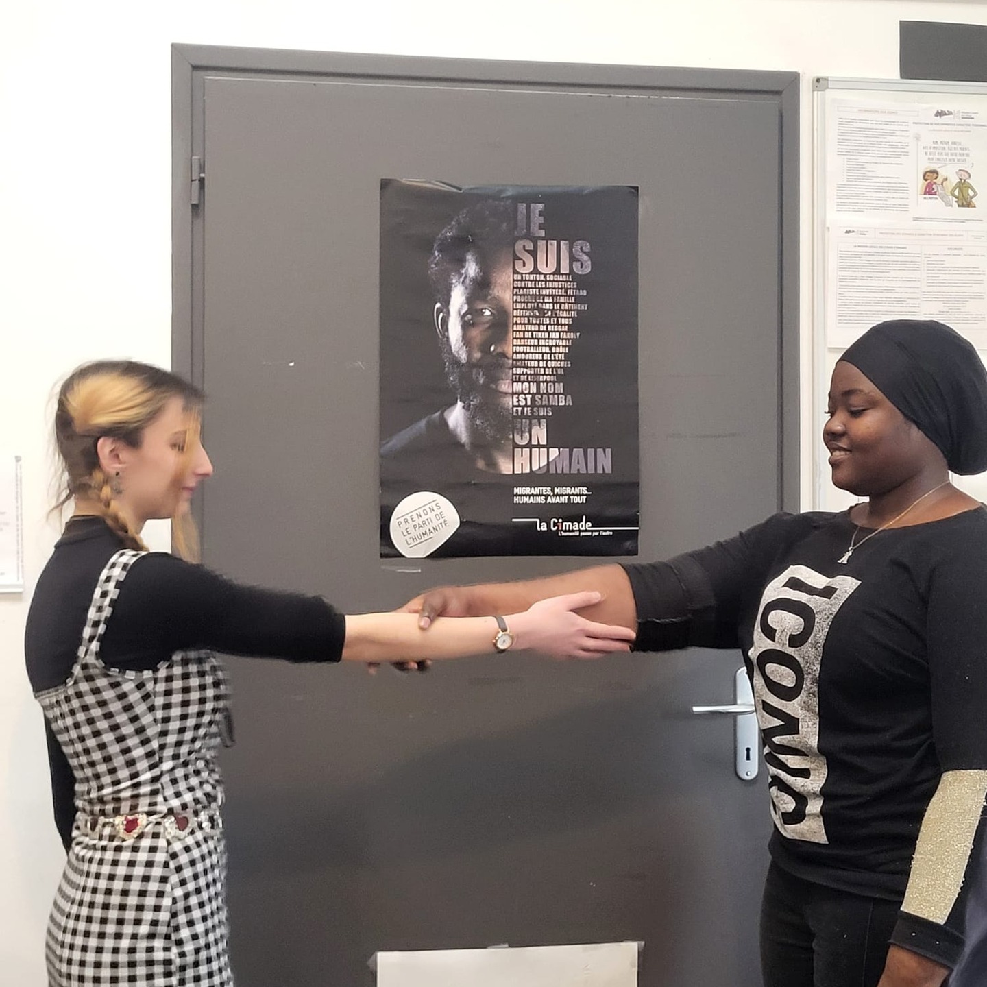 🎬 Un clip, une chanson, une énergie collective !
Dans le cadre du projet “Citoyens en devenir – Agir ensemble pour construire l’avenir”, porté par Léo Pour le Monde, en partenariat avec ML2R CADILLAC, MISSION LOCALE TECHNOWEST et Mjc Centre-Ville de Mérignac, plusieurs jeunes se sont engagés dans une magnifique aventure de création artistique.
Aux côtés de l’artiste MAKJA, ils ont participé à un véritable processus de création :
✍️ écriture
🎼 composition
🎙️ enregistrement
De cette collaboration est née une chanson forte, sensible et engagée… et aujourd’hui, nous sommes fiers d'avoir réalisé un clip vidéo qui l’accompagne 🎥
Porté par l’énergie et la sincérité des jeunes, ce projet questionne le monde actuel et fait émerger un message d’espoir fondé sur la solidarité, l’entraide et le respect des différences.
Il affirme avec conviction que l’avenir se construit ensemble, au-delà des origines, des parcours et des clichés.
👏 Un immense bravo à :
Drys, Garance, Juliette, Shana, Laurene, Ayatou, Jade, Jimmy, Kaison, Quentin, Kelly, Inès, Théo, Jérémie, Marine, Linoa, Roberto, Marouane, Yasmine, Mohamed
pour leur engagement, leur créativité et leur authenticité.
🙏 Merci à Baptiste Peyronnet pour la réalisation du clip vidéo que nous vous ferons découvrir prochainement..
Projet financé par la Caf de la Gironde et la Préfecture de la Gironde de la région Nouvelle-Aquitaine.