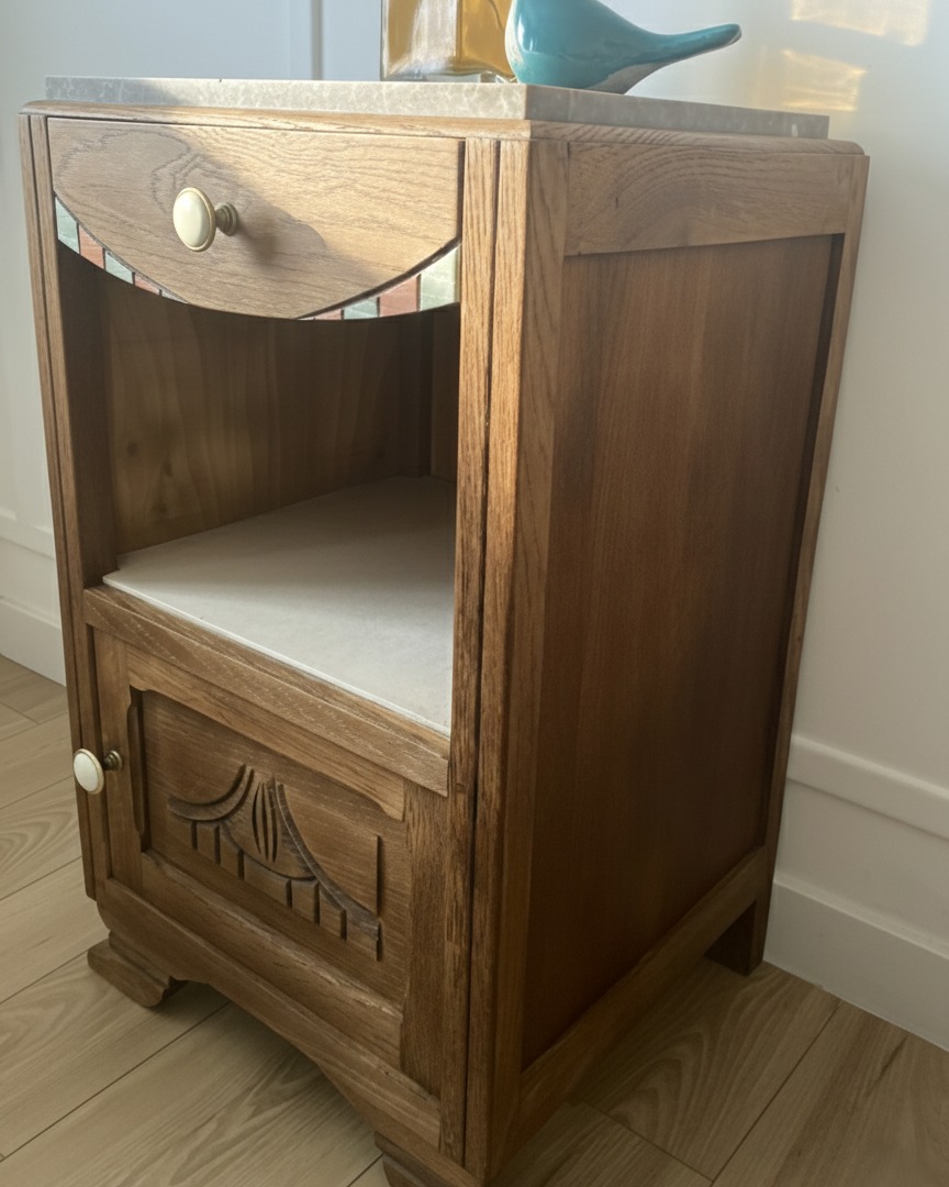 Chevet art déco rénové - Une touche d'élégance historiqueRegarde ce petit bijou que je viens de terminer à l'atelier ! 😍Si tu aimes les meubles qui ont une âme, ce chevet est fait pour toi. On est sur du pur style Art Déco (années 20-30) : des lignes géométriques, des pieds "moustaches" iconiques et cette petite touche de folie typique de l'époque avec son motif sculpté en bas de porte.J'ai mis tout mon savoir-faire pour lui redonner son allure de jeune premier :✅ Aérogommage complet : fini les vieux vernis encrassés, le bois respire enfin !✅ Finition soignée : ponçage fin et application d'un combo peinture/verni pour un look moderne mais respectueux de son histoire.✅ Nouveaux accessoires : j'ai changé les poignées pour un style plus sympa.✅ Le détail qui tue : son plateau en marbre a été poli et lustré. Il brille comme au premier jour ! ✨Que ce soit en table de nuit ou en petit meuble d'appoint dans ton salon, il va apporter un cachet fou à ta déco.Les infos techniques :📐Dimensions : H 69,5 cm | P 37,5 cm | L 42 cm✅ Elle est disponible💰 Son prix : 95€Livraison possible dans toute la France via Cocolis
Contacte moi en MP ou rends toi sur ma boutique en ligne#ArtDeco #MobilierVintage #MeubleRenove #DecoAddict #VintageVibes #Recup #UpcyclingFrance #Vertou #NantesDeco #AtelierPivoine #Aérogommage #PassionDeco #MeubleAncien #BrocanteEnLigne #ChambreStylee #DecoResponsable #ArtisanatLocal #SecondeMain #HomeStyling #MeubleUnique #ArtDecoStyle #restaurationmobilier #InstaDeco #bonnetrouvaille #lookvintage
