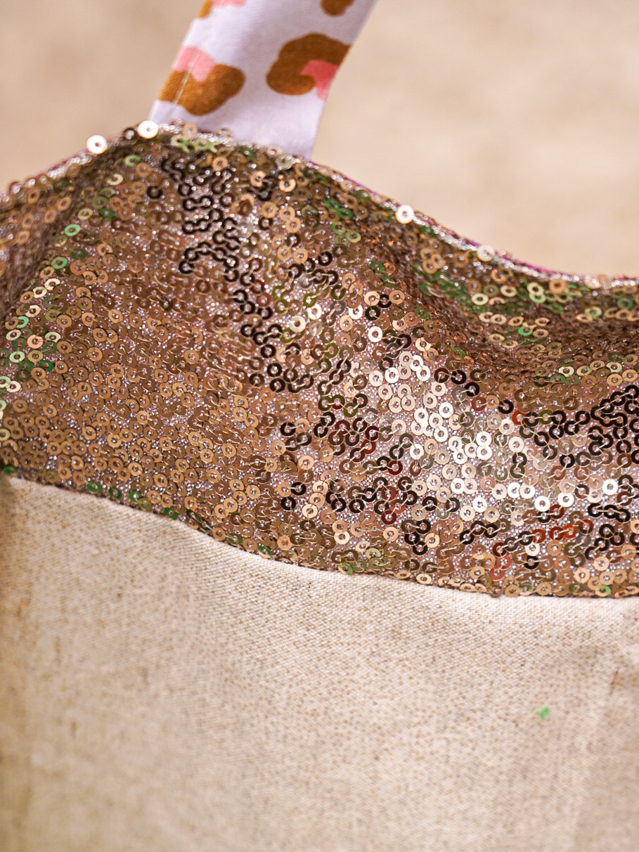 Hiiii ✨
Tellement contente du résultat de ce projet 🎉
Il me restait quelques chutes de mon tissu léopard… J’ai donc cousu un grand sac cabas en associant le léopard (et sa frise) à un tissu à sequins dorés clairs, avec un intérieur en beige pailleté.
Je suis complètement fan du rendu 😍
Les sequins glissés dans la doublure apportent une touche lumineuse qui réveille le léopard tout en restant subtil. J’ai volontairement cousu une seule bande de sequins pour éviter que ça ne s’accroche au contenu du sac ✨
❤️ Petit rappel : mon tissu léopard est disponible en précommande jusqu’à demain uniquement 🐆
Tissu pailleté : @atelier27france
Sequins dorés : impossible de me souvenir si ça vient de Made in Tissus ou de Tissus des Ursules 🫣 (mais on en trouve très facilement un peu partout !)
#coutureaddict #saccabas #couturecreative #tissuleopard #handmadefrance