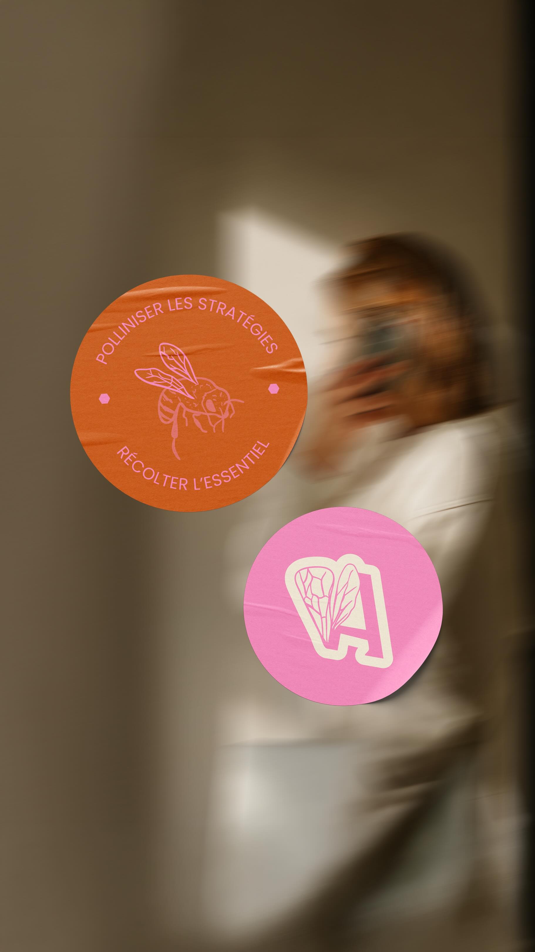 Je reviens avec un projet qui me tenait à cœur, impossible de ne pas vous le montrer. 🐝
J’ai eu le plaisir de concevoir l’identité visuelle de Alvesens. Anne-Sophie accompagne les entrepreneurs en communication, marketing et RSE, et elle a imaginé toute sa communication autour de l’univers des abeilles, de la ruche, de la pollinisation. Comme elles, elle connecte, fait circuler, crée de l’impact. J’ai trouvé ce fil conducteur si bien pensé. Ses idées, ses valeurs, sa personnalité… C’était un vrai plaisir d’illustrer tout ça, de donner vie à son univers, de faire résonner sa vision… De rendre visible ce qu’elle portait déjà en elle.
C’est le genre de projet qui me rappelle pourquoi je fais ce métier !
〰️〰️〰️
Qui suis-je ? Je suis Salomé,
💡 Directrice artistique, graphiste freelance
💫 Je t’aide à renforcer ton image de marque
🫶🏻 Je travaille avec le cœur en prenant soin de tes valeurs
🎯 pour te permettre de te connecter à ton client idéal
〰️〰️〰️
#brandreveal #identitévisuelle #graphistefreelance #créationdemarque #graphisteStrasbourg
branding • identité visuelle • graphiste Strasbourg • création de marque • direction artistique • brand reveal • entrepreneure créative • stratégie de marque