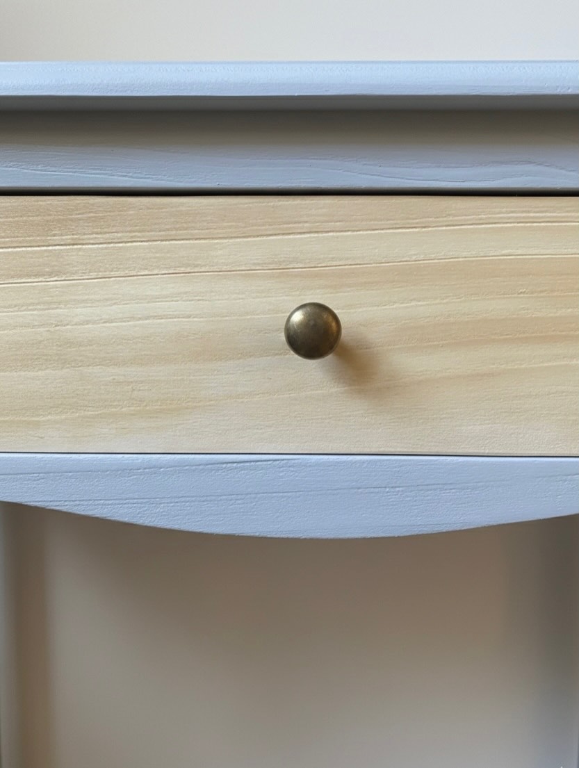 Le retour en grâce de la console ! ✨Saviez-vous que la console est apparue au XVIIe siècle, sous le règne de Louis XIV ?
À l’époque, elle était fixée au mur et servait uniquement d’apparat dans les grandes demeures. Aujourd’hui, elle a bien évolué : elle est devenue ce meuble nomade et pratique qui nous accueille dès l’entrée ou habille un salon avec élégance.Celle-ci vient de passer par l’atelier pour une remise à neuf complète :
• Un aérogommage et un ponçage minutieux pour retrouver le bois brut.
• Une mise en peinture avec ce bleu choisi en concertation avec sa propriétaire pour souligner ses lignes sans cacher sa nature.
• Une vitrification totale pour assurer une protection durable au quotidien.Mission accomplie : elle a retrouvé sa place chez sa propriétaire, prête à traverser les années avec ce nouveau style. Merci pour votre confiance ! 🤝#Aérogommage #RénovationMeuble #MeubleRelooké #HistoireDuMobilier #console