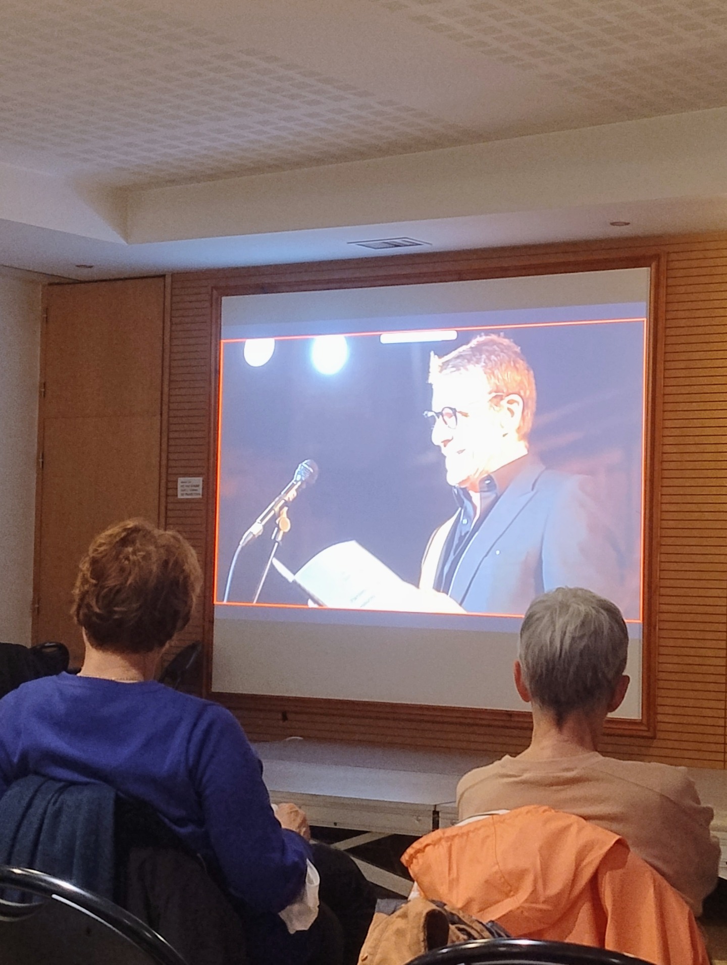 Retour sur une journée engagée contre les violences basées sur le genre !
Le 17 février, Léo Pour le Monde a eu l’honneur d’organiser à Mérignac une journée dédiée à la sensibilisation et à la prévention des violences basées sur le genre en partenariat avec l’association américaine Justice and Dignity for the Women of Sahel (JDWS) et l’organisation humanitaire Human Heart Compassion.
Plusieurs temps forts ont rythmé cette journée de mobilisation :
👉 des témoignages d’acteurs et d’actrices mobilisés sur le terrain, partageant leurs expériences et leurs actions concrètes ;
👉 l’exposition photographique « Blessure de femmes » de Catherine CABROL, offrant un regard puissant et sensible sur les réalités vécues et la diffusion du court-métrage « Paroles d'hommes sur blessures de femmes », mettant en lumière des hommes qui prennent la parole pour dénoncer les violences faites aux femmes et interroger leur propre responsabilité ;
👉 la présentation de la plateforme Deenal, un outil innovant mis en place par JDWS permettant de signaler les violences et d'orienter les victimes vers les structures adaptées ;
👉 des projections de podcasts de JDWS pour nourrir la réflexion ;
👉 un atelier philosophique animé par Sophie de Léo Pour Le Monde autour des notions essentielles de respect, d’égalité et de dignité ;
👉 une performance artistique de Sellou Blagone, mêlant expression artistique et plaidoyer, où la danse devient un langage puissant et silencieux pour dénoncer les violences faites aux femmes.
Cette journée a réuni de nombreux acteurs engagés autour d’une ambition commune : agir concrètement contre les violences, tout en créant un espace de dialogue entre réalités locales et internationales afin de faire entendre la voix des femmes et de renforcer des synergies durables.
Un grand merci à l’ensemble des partenaires, intervenants et participants pour leur engagement et leur contribution à la réussite de cet événement !
Evénement organisé avec le soutien financier de Mérignac