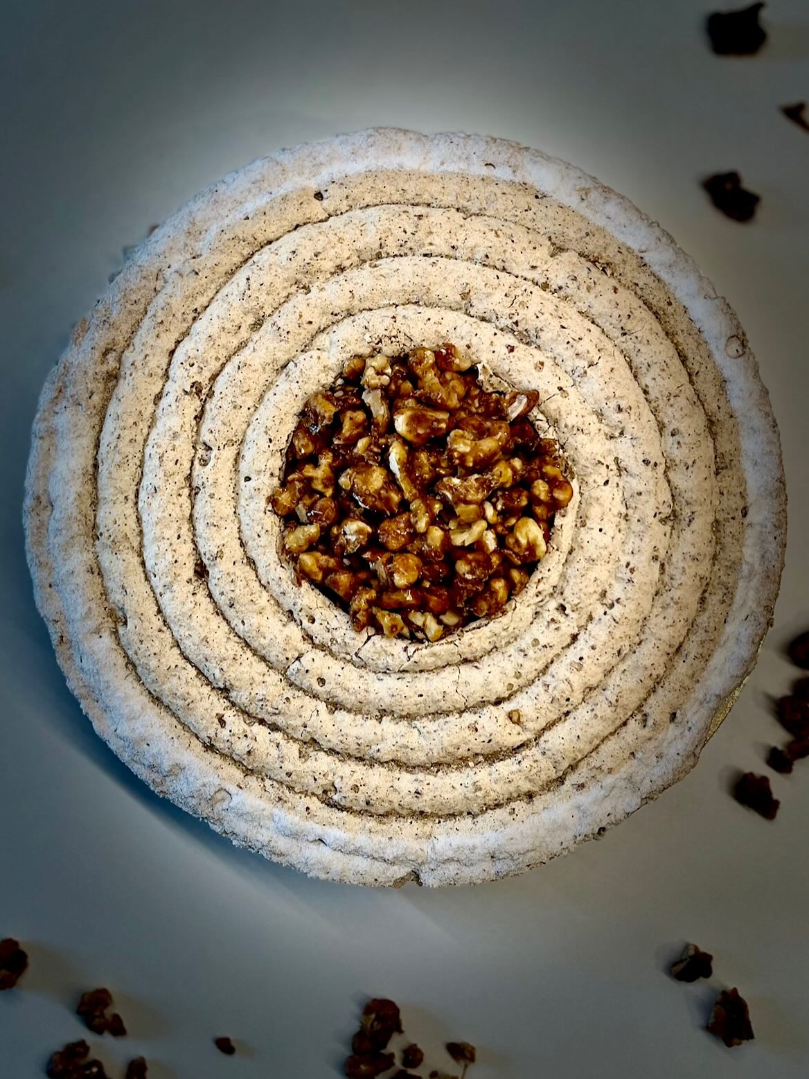 Bonsoir à tous,
Ce soir, retour aux grands classiques de la pâtisserie française 🇫🇷
Avec un dessert aussi élégant qu’intemporel : le Succès aux noix.
Un vrai défi, lancé par une cliente fidèle :
“C’est le gâteau préféré de ma maman, qui vient dîner à la maison.”
Autant vous dire que la pression était bien présente 😅
Quand on touche au gâteau préféré d’une maman… on ne plaisante pas.
Biscuit aux noix, crème légère, équilibre entre douceur et caractère…
Un classique qui paraît simple, mais qui demande précision et justesse.
Le verdict de la principale intéressée arrive très bientôt en story…
(et je dois avouer que j’attendais ce retour avec autant d’impatience que vous 😏)
Autant vous dire que j’ai été très touché 🥲
Belle soirée à tous 🤍
#patisserieartisanale #patisseriefrancaise #noix #succès #emotion