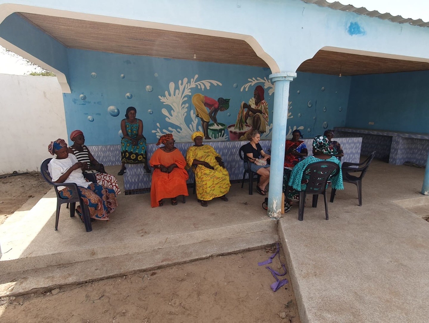 David et Céline et leurs amis sont arrivés ce week-end à Nianing. Ils ont retrouvé nos amis sénégalais et profitent de leur séjour pour avancer les différents projets de l’association.
Ce fut notamment l’occasion de voir les femmes du village utiliser la maison de l’eau. Céline a d’ailleurs pu participer et regarder la confection de certaines tenues.
#femmes #maisondeleau #sénégal #nianing #nianingsolidaire