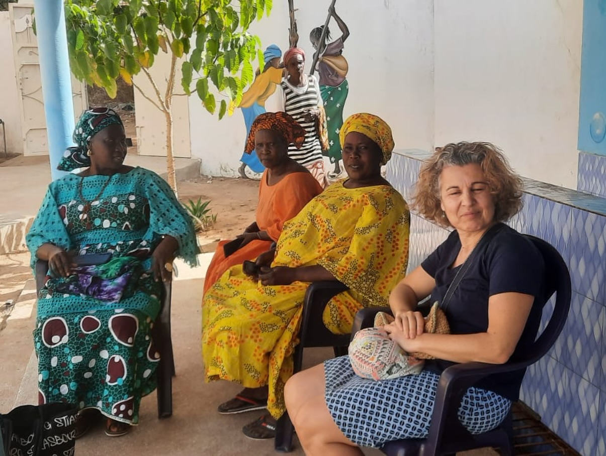 David et Céline et leurs amis sont arrivés ce week-end à Nianing. Ils ont retrouvé nos amis sénégalais et profitent de leur séjour pour avancer les différents projets de l’association.
Ce fut notamment l’occasion de voir les femmes du village utiliser la maison de l’eau. Céline a d’ailleurs pu participer et regarder la confection de certaines tenues.
#femmes #maisondeleau #sénégal #nianing #nianingsolidaire