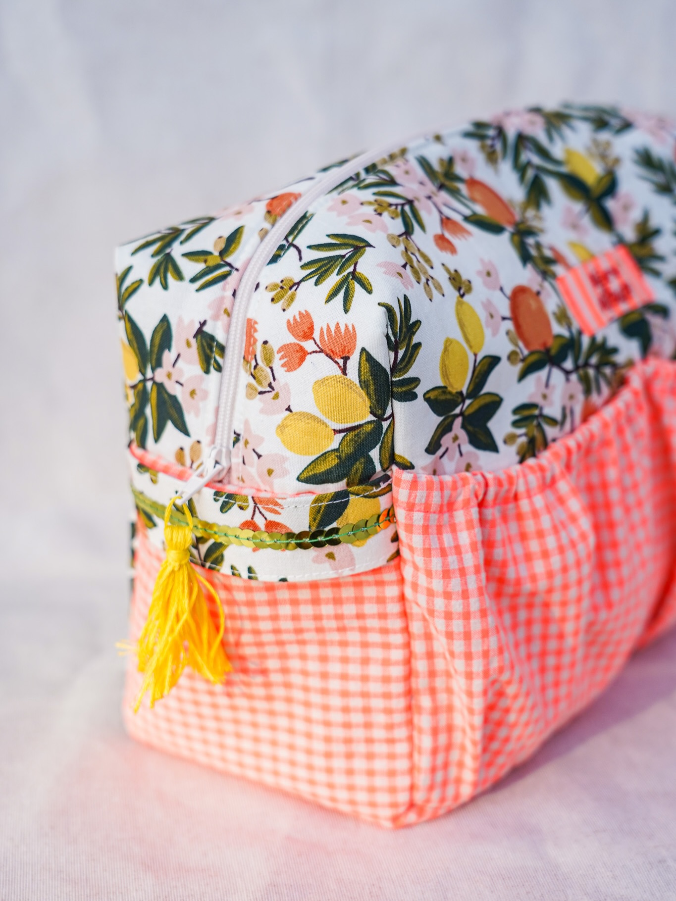 Nouvelle trousse Vanina 😁 (oui, encooooore 🫣)
Cette fois-ci, je l’ai doublée avec un tissu enduit, hyper pratique et facile d’entretien.
Je suis fan de cette association de tissus qui me met de bonne humeur ☀️🍋. Ça sent le printemps, l’été… on entend presque les cigaleeeeuuuh en fond😌
Mon étiquette est parfaitement assortie au vichy orange fluo. Heureux hasard 👌🏼
Et j’ai glissé un petit ruban de sequins verts sur l’anse - clairement pas indispensable - mais j’avais envie 🤷🏼♀️
Pour la touche finale : un petit pompon jaune fabriqué avec du fil DMC, juste ce qu’il faut pour apporter une note acidulée et lumineuse ✨
⸻
#coutureaddict #vaninacasalaforet #patroncouture #diycouture #riflepaperco
trousse zippée, tissu enduit, rifle Paper Co, tissu vichy orange fluo, étiquette textile, ruban sequins, projet couture, accessoires cousus main, couture printemps été
Le décor de la première photo est généré par une IA. La dernière photo est l’originale.