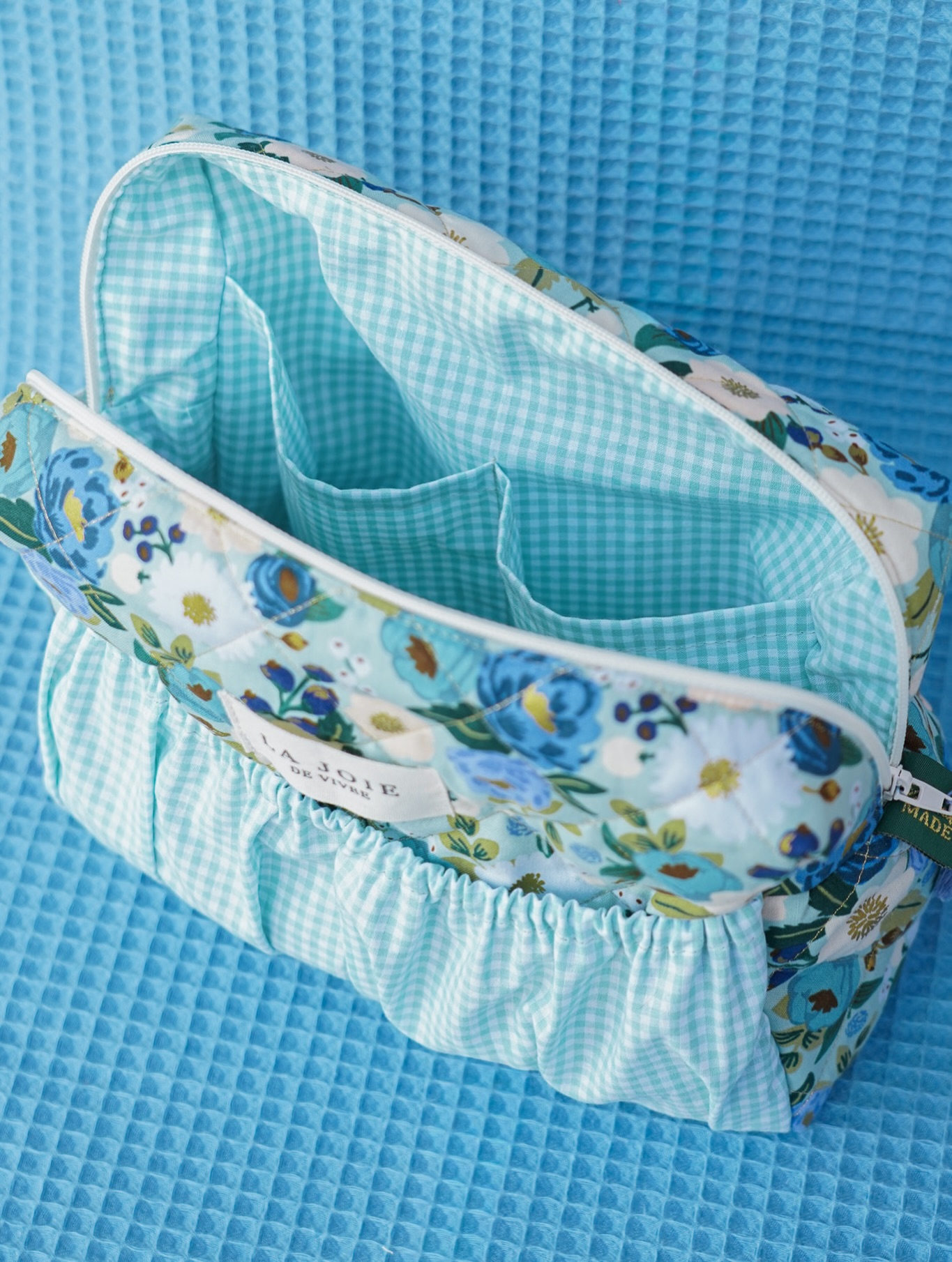 Nouvelle trousse issue de mon patron Vanina 🥰
J’ai apporté une petite modif : la trousse est plus profonde (10 au lieu de 8cm).
Tissu fleuri Rifle avec des touches dorées et Vichy menthe parfaitement assorti 🥰
J’ai ajouté 2 étiquettes issues de ma collection et 1 pompon que j’ai fabriqué avec du fil DMC.
✨ Cette trousse est disponible sur mon shop
———
#couture #patroncouture #tutocouture #couturefacile #riflepaperco couture créative tissus Rifle Paper Co tissu addict inspiration printemps été projet couture trousse maquillage vanity DIY couture
ℹ️ Le décor de la première image est générée par IA. La photo d’origine se trouve en dernière slide.