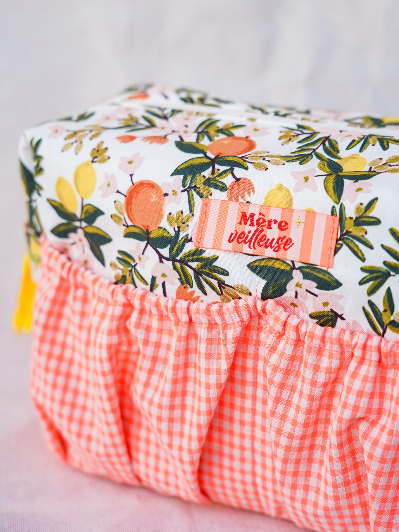 Nouvelle trousse Vanina 😁 (oui, encooooore 🫣)
Cette fois-ci, je l’ai doublée avec un tissu enduit, hyper pratique et facile d’entretien.
Je suis fan de cette association de tissus qui me met de bonne humeur ☀️🍋. Ça sent le printemps, l’été… on entend presque les cigaleeeeuuuh en fond😌
Mon étiquette est parfaitement assortie au vichy orange fluo. Heureux hasard 👌🏼
Et j’ai glissé un petit ruban de sequins verts sur l’anse - clairement pas indispensable - mais j’avais envie 🤷🏼♀️
Pour la touche finale : un petit pompon jaune fabriqué avec du fil DMC, juste ce qu’il faut pour apporter une note acidulée et lumineuse ✨
⸻
#coutureaddict #vaninacasalaforet #patroncouture #diycouture #riflepaperco
trousse zippée, tissu enduit, rifle Paper Co, tissu vichy orange fluo, étiquette textile, ruban sequins, projet couture, accessoires cousus main, couture printemps été
Le décor de la première photo est généré par une IA. La dernière photo est l’originale.