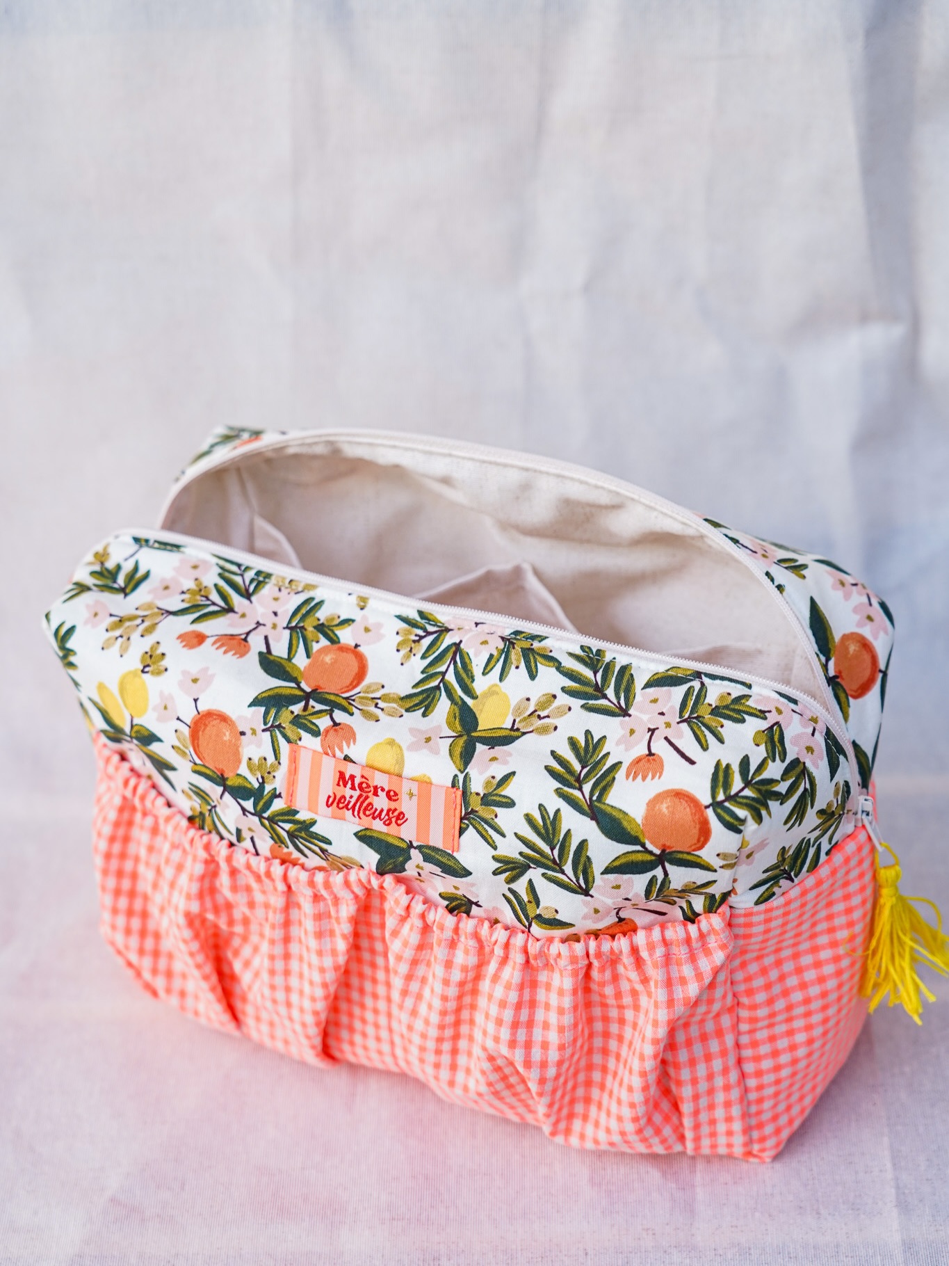 Nouvelle trousse Vanina 😁 (oui, encooooore 🫣)
Cette fois-ci, je l’ai doublée avec un tissu enduit, hyper pratique et facile d’entretien.
Je suis fan de cette association de tissus qui me met de bonne humeur ☀️🍋. Ça sent le printemps, l’été… on entend presque les cigaleeeeuuuh en fond😌
Mon étiquette est parfaitement assortie au vichy orange fluo. Heureux hasard 👌🏼
Et j’ai glissé un petit ruban de sequins verts sur l’anse - clairement pas indispensable - mais j’avais envie 🤷🏼♀️
Pour la touche finale : un petit pompon jaune fabriqué avec du fil DMC, juste ce qu’il faut pour apporter une note acidulée et lumineuse ✨
⸻
#coutureaddict #vaninacasalaforet #patroncouture #diycouture #riflepaperco
trousse zippée, tissu enduit, rifle Paper Co, tissu vichy orange fluo, étiquette textile, ruban sequins, projet couture, accessoires cousus main, couture printemps été
Le décor de la première photo est généré par une IA. La dernière photo est l’originale.