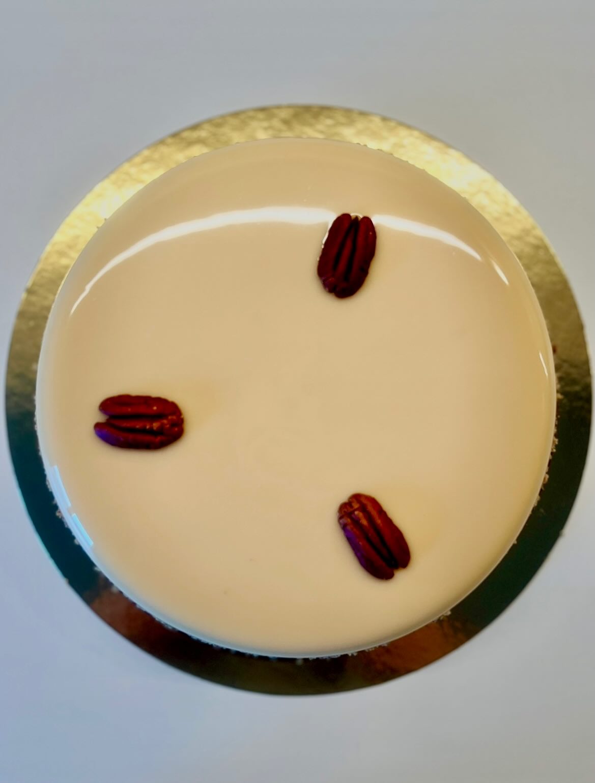 Bonjour Ă tous,
Il y a quelques semaines, jâĂ©tais Ă Lyon pour un stage aux cĂŽtĂ©s de Mehdi et de @thefrenchpatissier
Au programme : techniques, précision, équilibre⊠et beaucoup de gourmandise.
Avec mon binÎme du moment, @celiaencuisine , nous avons travaillé sur une petite pépite :
âš la tarte poire, Dulcey & poivre.
Un équilibre incroyable.
Fine, élégante, gourmande⊠avec ce petit caractÚre apporté par le poivre qui vient réveiller la douceur du chocolat Dulcey.
Impossible de ne pas la refaire.
Je lâai donc revisitĂ©e en format plus familial, diamĂštre 20 cm â parce que certaines choses mĂ©ritent dâĂȘtre partagĂ©es (ou presque đ).
Elle se compose de :
⹠une pùte sucrée
âą une crĂšme dâamande pĂ©can
⹠une compotée de poire
⹠une ganache montée Dulcey & poivre de Kampot
Un immense merci Ă @thefrenchpatissier pour cette transmission.
Encore une crĂ©ation qui a fait lâunanimitĂ©.
La formation, câest aussi ça : apprendre, affiner, puis sâapproprier.
Belle journĂ©e Ă tous đ€
#patisserieartisanale #pecan #poire #transmission #partage