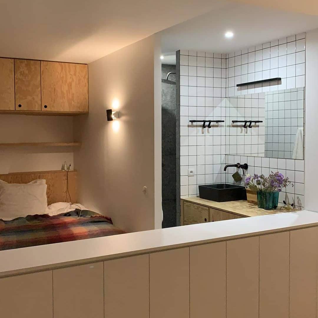 Placards sur mesure, étagères et tête de lit en contreplaqué Pin.
Meuble pour salle de bain en contreplaqué Pin.
Meuble en stratifié blanc de séparation entre chambre et salon. (Une verrière sera installée par la suite au dessus du meuble)
#agencement #agencementsurmesure #menuiserie #menuisier #artisanparis #artisanat #surmesure #travaildubois #mobilier #bois #meuble #ebeniste #ebenisterie