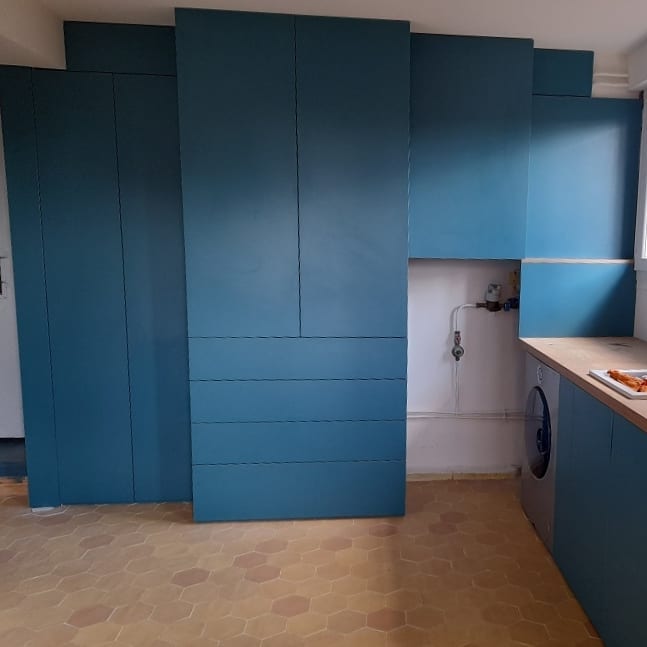 Dressing rangements et plan de travail en mélaminé bleu-vert Egger
#agencement #menuiserie #menuisier #surmesure #faitmain #artisanat #artisanatfrancais #travaildubois #woodworking