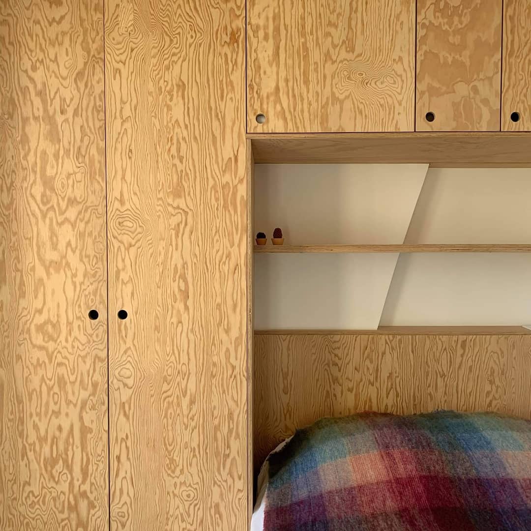 Placards sur mesure, étagères et tête de lit en contreplaqué Pin.
Meuble pour salle de bain en contreplaqué Pin.
Meuble en stratifié blanc de séparation entre chambre et salon. (Une verrière sera installée par la suite au dessus du meuble)
#agencement #agencementsurmesure #menuiserie #menuisier #artisanparis #artisanat #surmesure #travaildubois #mobilier #bois #meuble #ebeniste #ebenisterie