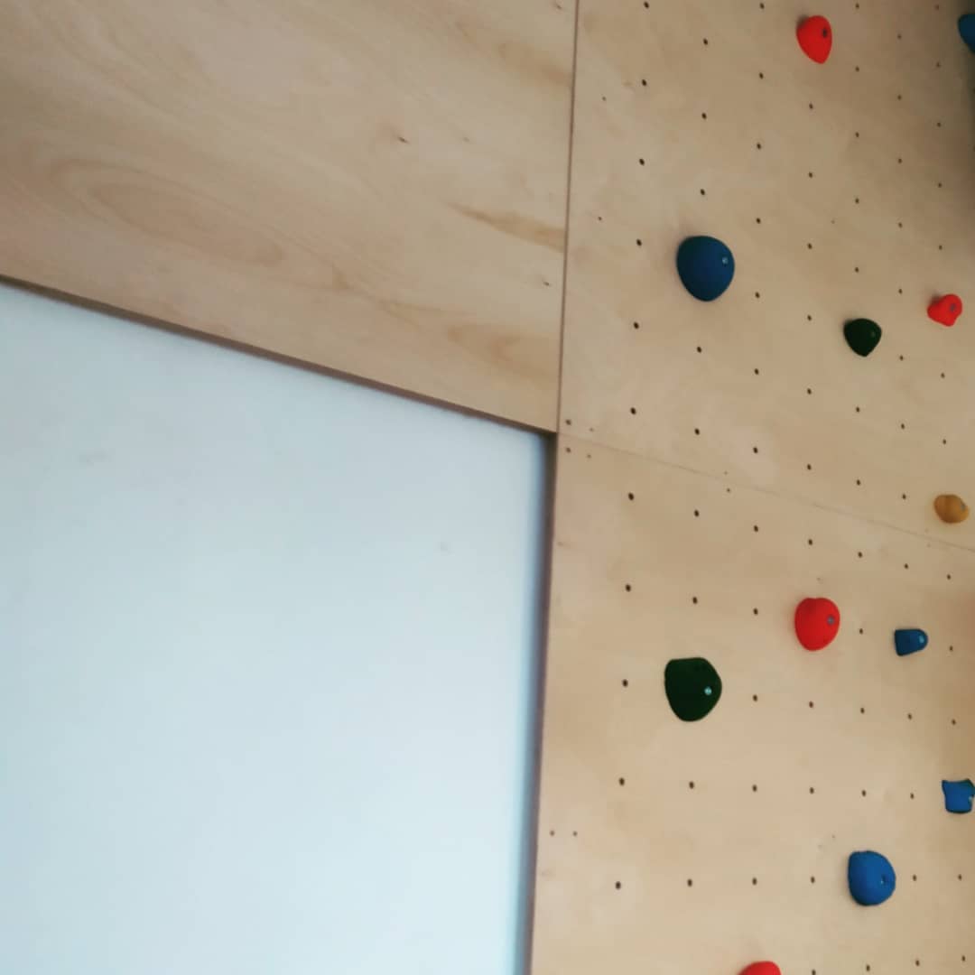Mur d'escalade, tête de lit et habillage mural en contreplaqué bouleau.
Octobre 2020
Réalisation pour une chambre d'enfant
#menuiserie #surmesure #menuiseriesurmesure #agencement #agencementinterieur #escalade #murdescalade