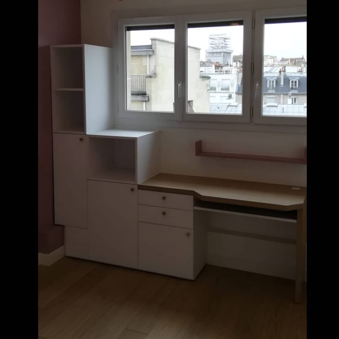 Chambre d'enfant
Paris Janvier 2021
Tête de lit en panneau laqué blanc et mélaminé chêne
Étagères laquées rose
Bureau mélaminé chêne et rangements panneaux laqués blanc
#menuiserie #ebenisterie #agencement #surmesure #bois #faitmain #artisanat #menuisier #ebeniste