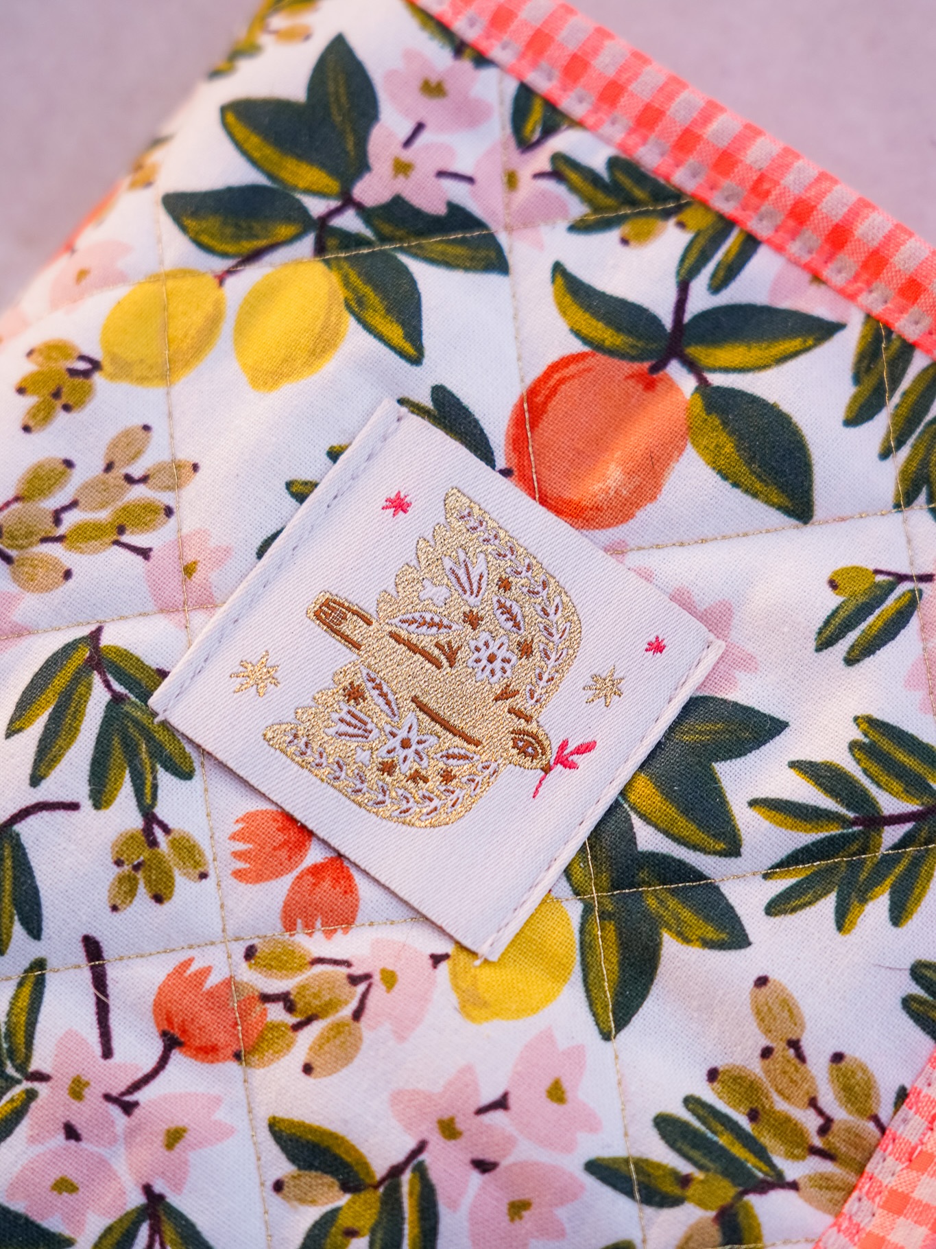 3e version de pochette issue de mon patron Artella ✨
🍋 Tissu extérieur Rifle Paper chez @lnfabrics
🍊 Tissu doublure coton enduit
🍋 Tissu vichy orange fluo chez @batikoushop
🍊 Étiquettes à coudre : dispo sur mon shop
Cette pochette peut servir pour ranger ses bijoux 😁
(elle est également dispo à la vente, sur mon shop, si vous ne cousez pas ou si vous avez la flemme 😂).
Bonne soirée 🫶🏻
—————
#diycouture #patroncouture #couturepochette #troussecouture #diy