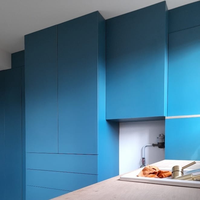 Dressing rangements et plan de travail en mélaminé bleu-vert Egger
#agencement #menuiserie #menuisier #surmesure #faitmain #artisanat #artisanatfrancais #travaildubois #woodworking