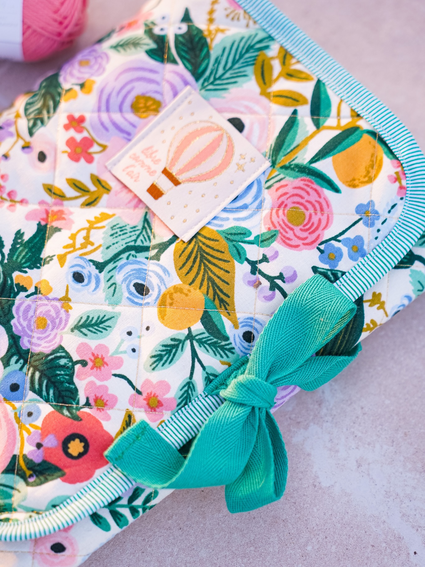 Une seconde pochette Artella cousue avec d’autres tissus :
- motif floral Rifle Paper Co (offert) : @madeintissus
- biais rayé vert déniché aux puces des couturières
- doublure : tissu enduit
- vichy bleu ciel : @batikoushop
- ruban : récup
À retrouver sur le shop :
➡️ le patron de cette pochette organiseur « Artella », rubrique « Patrons »
➡️ les étiquettes pour décorer votre trousse, rubrique « Etchiquettes »
➡️ cette trousse déjà cousue est également dispo, rubrique « accessoire » 🥰
__________
#diycouture #patroncouture #diycouturefacile #diytrousse diysewing