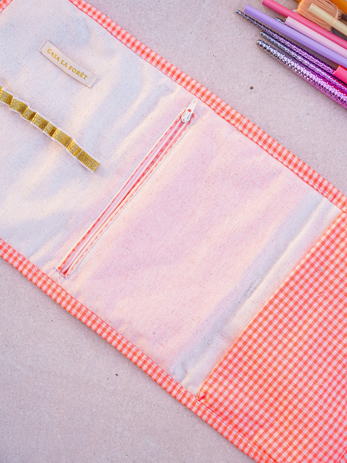 3e version de pochette issue de mon patron Artella ✨
🍋 Tissu extérieur Rifle Paper chez @lnfabrics
🍊 Tissu doublure coton enduit
🍋 Tissu vichy orange fluo chez @batikoushop
🍊 Étiquettes à coudre : dispo sur mon shop
Cette pochette peut servir pour ranger ses bijoux 😁
(elle est également dispo à la vente, sur mon shop, si vous ne cousez pas ou si vous avez la flemme 😂).
Bonne soirée 🫶🏻
—————
#diycouture #patroncouture #couturepochette #troussecouture #diy