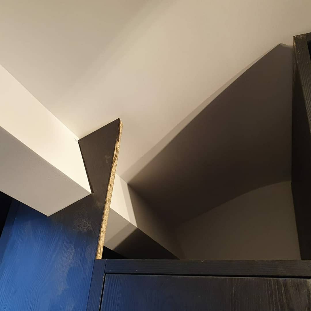 Dressing sur mesure sous pente
Ajustements sur place
Travail en cours, manquent quelques détails
#surmesure #menuiserie #menuiseriesurmesure #dressing #architecturedinterieur #travaildubois #woodworking