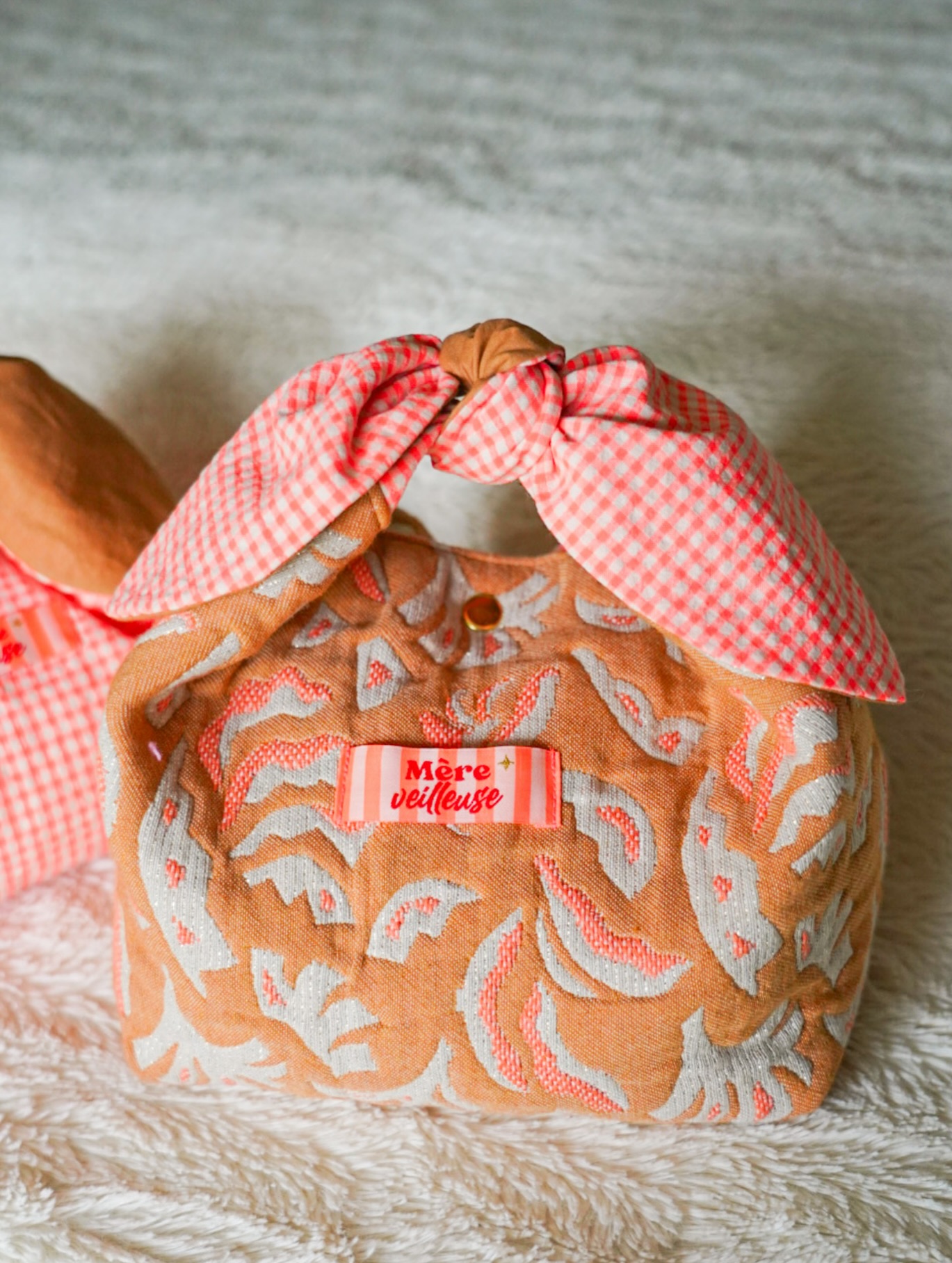 Pâques approche 🐣
et ça m’a donné envie de ressortir ce tuto de pochon que je vous avais proposé il y a quelque temps 🐣
Avec son anse nouée, il me fait penser à des petites oreilles de lapin 🐰
Je le trouve idéal pour y glisser quelques chocolats ou un cadeau fait main.
C’est le genre de projet rapide et agréable à coudre, parfait pour une couture de saison 🌸
Si ça vous tente, le tuto est toujours dispo sur mon blog 💛
—————-
#diyeaster #diycouture #easter #faitmain #ideecouture
Le décor des photos 1 & 2 a été généré par l’IA.