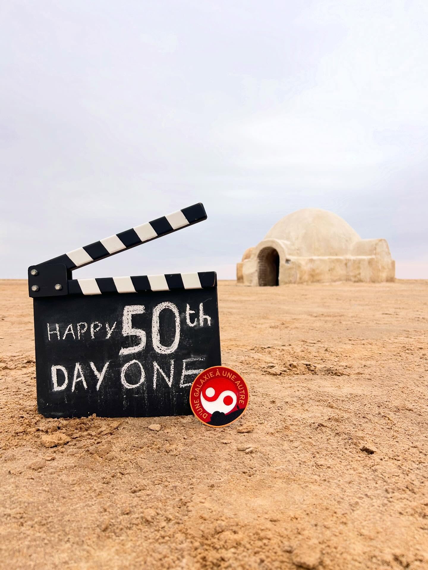 50 ans aujourd’hui qu’une galaxie lointaine prenait vie dans le désert Tunisien.
Célébrons, depuis le lieu de tournage original, le pouvoir de l’imaginaire, la pugnacité de son créateur George Lucas ainsi que les forces créatives qui ont su modeler notre chère saga.
Sans oublier les curieux, les passionnés et les passeurs de savoir… @wordsmithpd @patricegirod @lucasfilmmagazine @mad_poncet @starwars_tunisia @nicolas.allard86 @hyperdrivepodcast @laurenthopman @hanselws @laurent_bouzereau
Que la Force continue de nous faire imaginer l’impossible 🚀 #starwars #starwarslocation #starwars50thanniversary