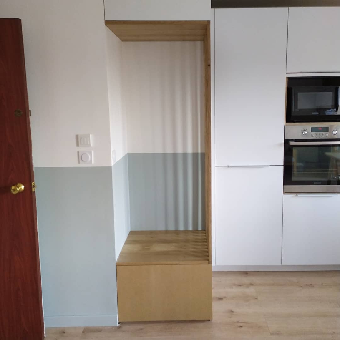 Agencement sur mesure en mélaminé blanc et MDF prêt à peindre par la cliente dans la même couleur que le mur.
Claustra et banquette en chêne massif
#menuiserie #menuisier #ebeniste #surmesure #agencement #travaildubois #artisanat #faitmain
