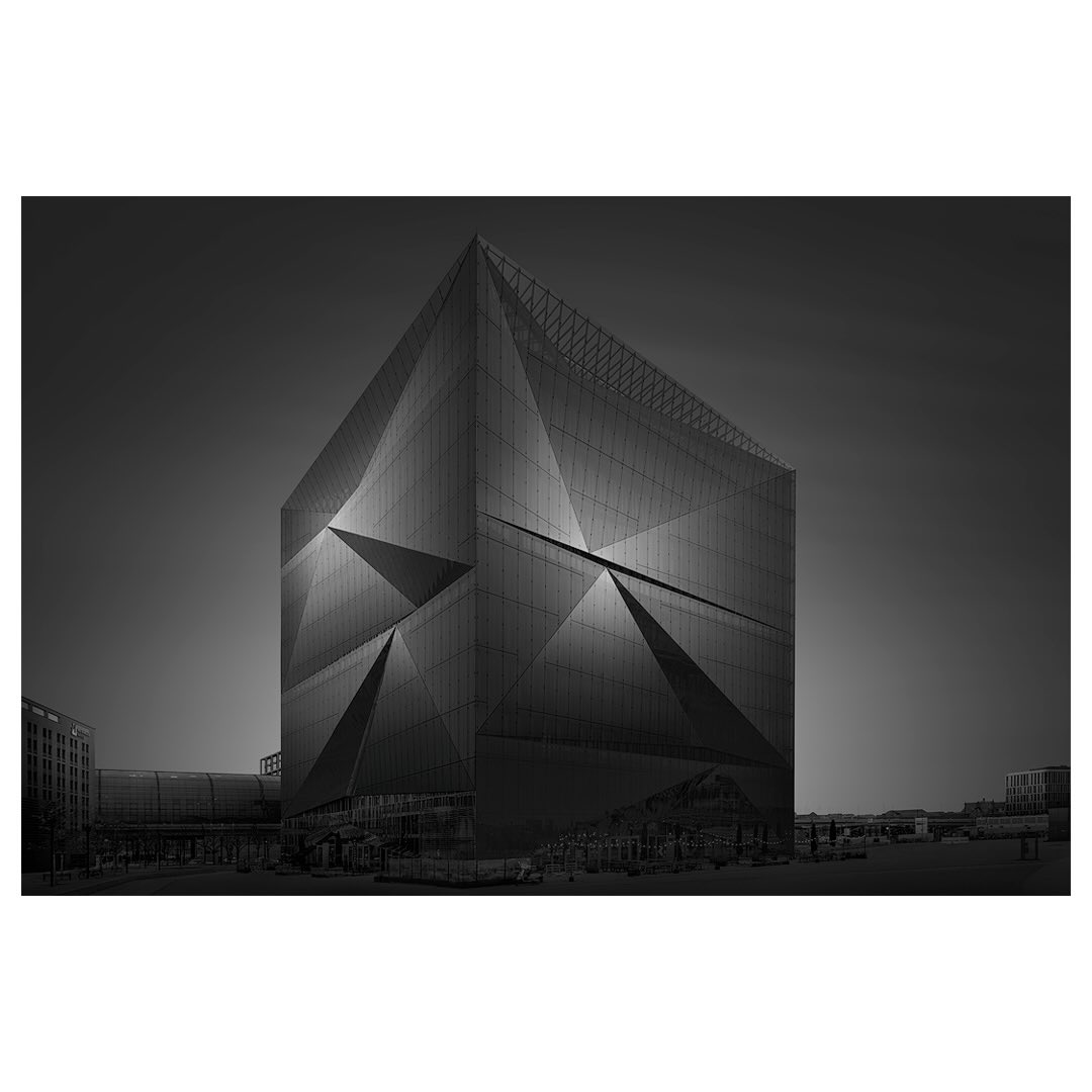 Une architecture brute, taillée dans la lumière.
Ici,chaque facette capte, réfléchit et amplifie les contrastes naturels de la scène.
Dans ces conditions, la gestion de la lumière est essentielle. Le système magnétique stase permet de contrôler précisément l’exposition :
💠 Atténuation des hautes lumières sur les surfaces métalliques.
💠 Equilibrage de la dynamique globale.
💠 Allongement du temps de pose pour épurer l’environnement.
Résultat : une image plus graphique, plus homogène, où chaque ligne trouve sa place. Le système Kase offre rapidité, précision et efficacité sur le terrain, même dans des conditions lumineuses complexes.
📍Paris -La Défense
📸 Sony A7RV
🎛️ f/9 • 20mm • 221s • ISO 100
🪟Kase KW Révolution ND1000 + ND64
Photo : @leo.fontanel
#teamkase #nd1000 #nd64 #kasefiltersglobal #kasefiltersfrance