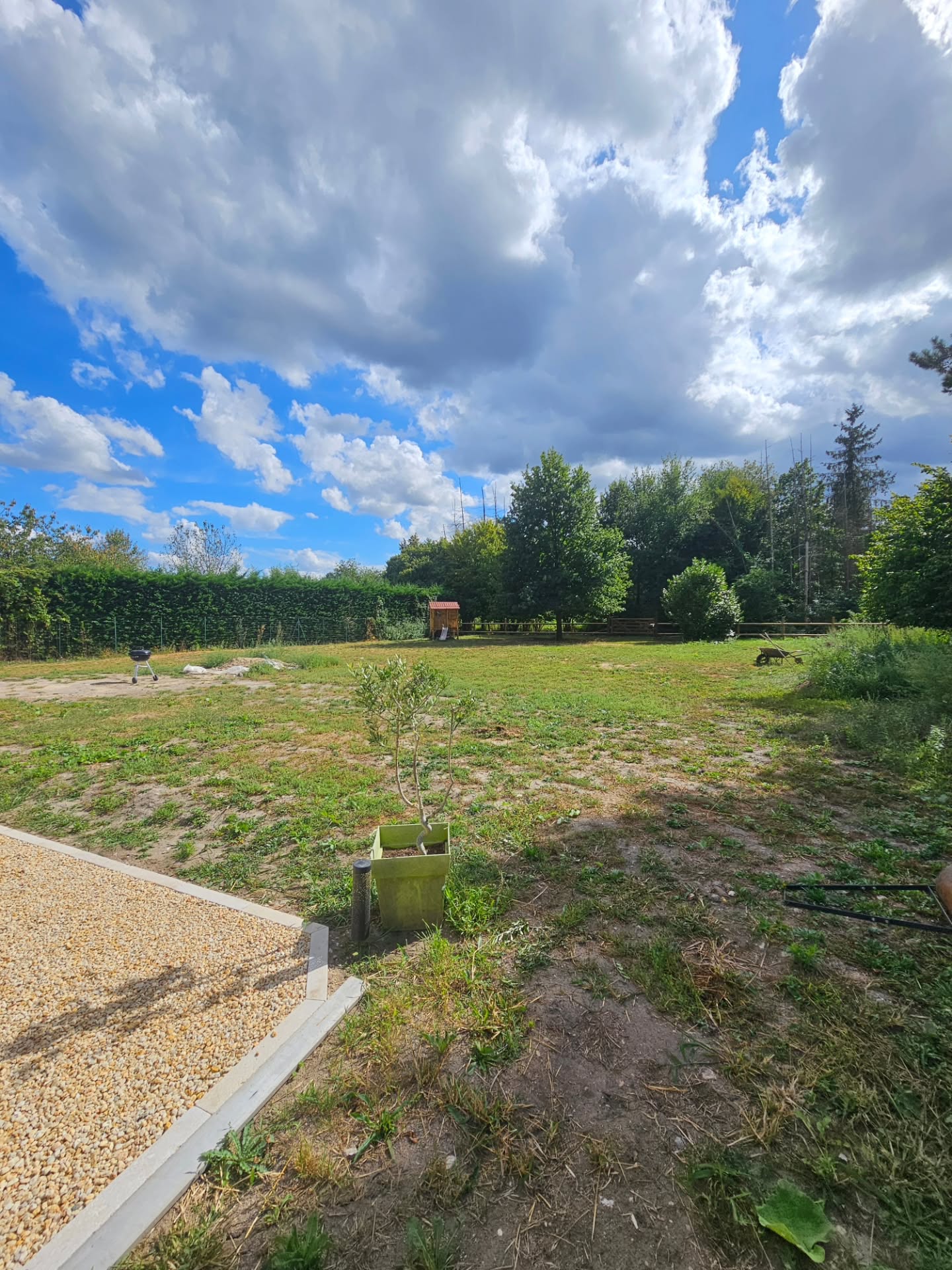 PARTIE 2
✨ Aménagement paysager – Esprit méditerranéen ✨
Le souhait de nos clients : transformer leur extérieur en un véritable lieu de vie chaleureux et convivial, inspiré des ambiances méditerranéennes.
🌿 Nous avons imaginé un jardin structuré et vivant, où chaque espace a sa fonction :
👉 Un terrain de pétanque accompagné de son brasero, parfait pour prolonger les soirées d’été
👉 Une serre revisitée, pensée comme un cocon pour les soirées plus fraîches, équipée d’un vidéoprojecteur pour des moments uniques
👉 Un potager en bacs surélevés, alliant praticité et esthétique
👉 Un massif végétal à l’avant de l’abri de jardin, pour adoucir et intégrer harmonieusement la structure
👉 Et une végétalisation autour de la cabane en bois, créant un univers naturel et ludique pour les enfants 🌱
Un projet où nature et convivialité se rencontrent, pour un extérieur pensé comme une véritable extension de la maison.
🌞 Prêts à vous évader sans quitter votre jardin ?
#amenagementexterieur #exterior #jardin #garden