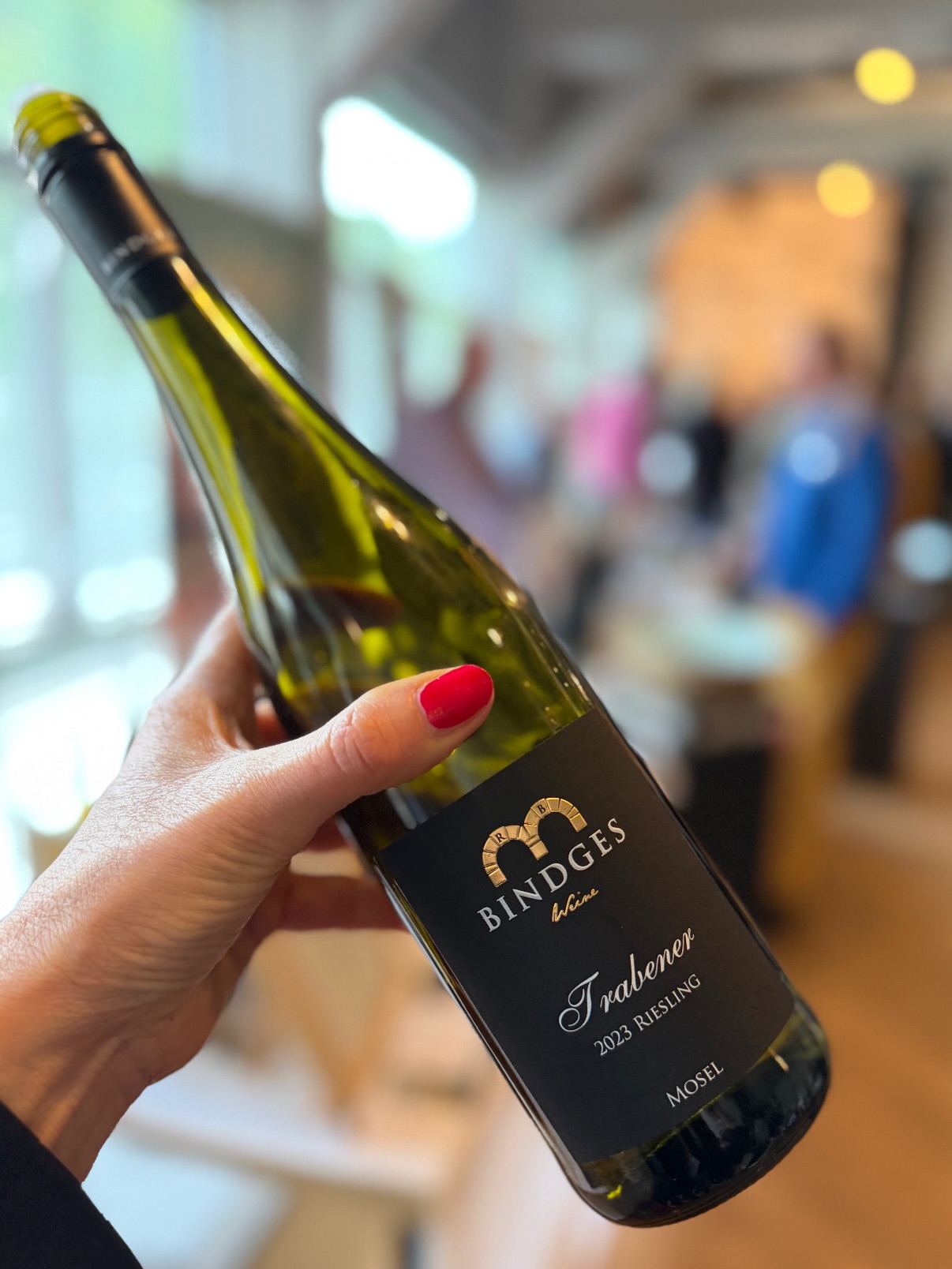 🔥Looking back on a succesful 8th editor of the New Talents Tasting 🍷
🏩The event took place at De Veranda in Amsterdam, and started of with the legendary ‘Schatzkammer Verkostung’ by Albert de Jong 🧑🎓
🧑🌾More than 20 wine producers from Germany and one from Alsace presented their wines to the Dutch wine trade and sommeliers 😀
@albertdejongrieslingfellow @wijnmetvincent @staatsweingut_freiburg @doktermaler @weingut.hubert.mueller @weingutniederauer