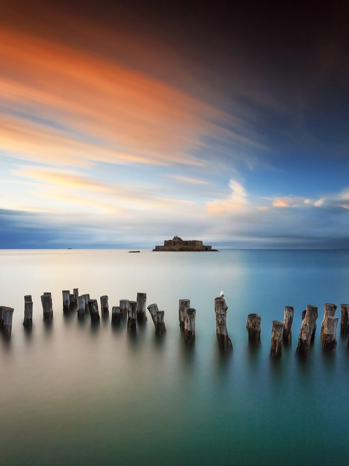 Sur cette prise de vue réalisée par @ludovic_lagadec_photographe la pose longue repose sur un réglage maîtrisé.
💠Vitesse lente pour lisser pour lisser l’eau et étirer les nuages
💠Ouverture ajustée pour conserver du détail et une bonne profondeur de champ
💠 ISO au minimum pour préserver la qualité d’image.
En plein jour, impossible d’atteindre ces temps de pose sans filtres ND. Les filtres Kase ND64, ND1000,... réduisent la lumière de 6 à 10 stops ou davantage, permettant de prolonger l’exposition sans
surexposition.
Résultat un image épurée, où le temps devient un élément graphique à part entière.
📍Saint-Malo, Bretagne,France
🎛️ f/10 • 17mm • 191s • ISO100
#kasefiltersglobal #kasefiltersfrance #filtreskase #kasewolverine