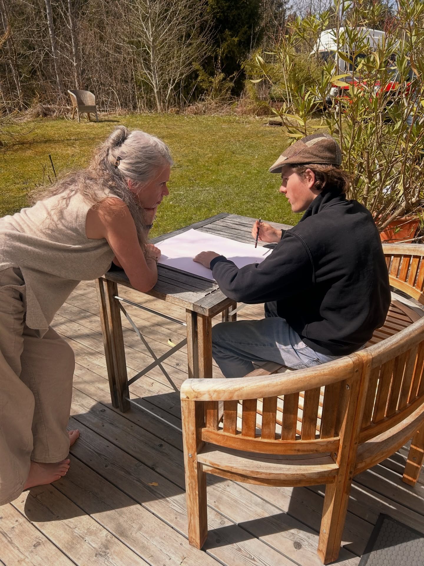Fünf Monate, wie im Flug vergangen…
…und schon ist wieder Abschlussworkshop von „Dein Job am Berg“ und damit Zeit Abschied zu nehmen.
Gemeinsam halten wir nochmal Rückschau, die vielen Ups und Downs der Saison werden gemeinsam evaluiert.
Wie haben wir uns verändert?
Was nimmt jede/r für sich mit?
Wir schauen noch mal auf das Beste, was wir in jedem von uns entdeckt haben, üben uns im Loslassen und lernen gut Abschied zu nehmen.
Wir feiern uns am Ende für den Mut, uns selbst so ehrlich zu begegnen und dabei zu bleiben, auch wenn es nicht immer ganz einfach war.
Es war, wie immer, eine unglaublich spannende Zeit und alle gehen mit vollgepackten Koffern mit Erkenntnissen und Erinnerungen wieder nach Hause - oder bleiben einfach noch ein bisschen länger im Allgäu.
Für mich ist es diesmal ein doppelter Abschied, denn meine Zeit als Coach von „Dein Job am Berg“ ist jetzt, nach der sechsten Saison, hier im Allgäu zu Ende.
Ich nehme viel mit aus der Zeit, den Saisonen und der Begleitung von insgesamt 82 Teilnehmer*innen – und ich bin sehr dankbar dafür.
Und ich nehme auch mein Coaching-Konzept mit, dass ich über die sechs Saisonen so wunderbar weiterentwickeln konnte.
Denn natürlich ist es kein Abschied von allem - ich nehme dieses wunderbare Konzept mit in meine Heimat- Region.
Im Rheingau/ Rheinhessen/ Mainz & Wiebaden wird aus „Dein Job am Berg“ WerdeWärts – Coaching und Persönlichkeitsentwicklung in Job und Gemeinschaft geht hier weiter. Folgt mir gerne auf diesem Weg: @werdewaerts
Ich lasse also los, denn jedes Mal in meinem Leben, wenn ich Veränderung zugelassen habe, ist etwas Neues & Besonderes in mein Leben gekommen.
Ich freue mich darauf ❣️