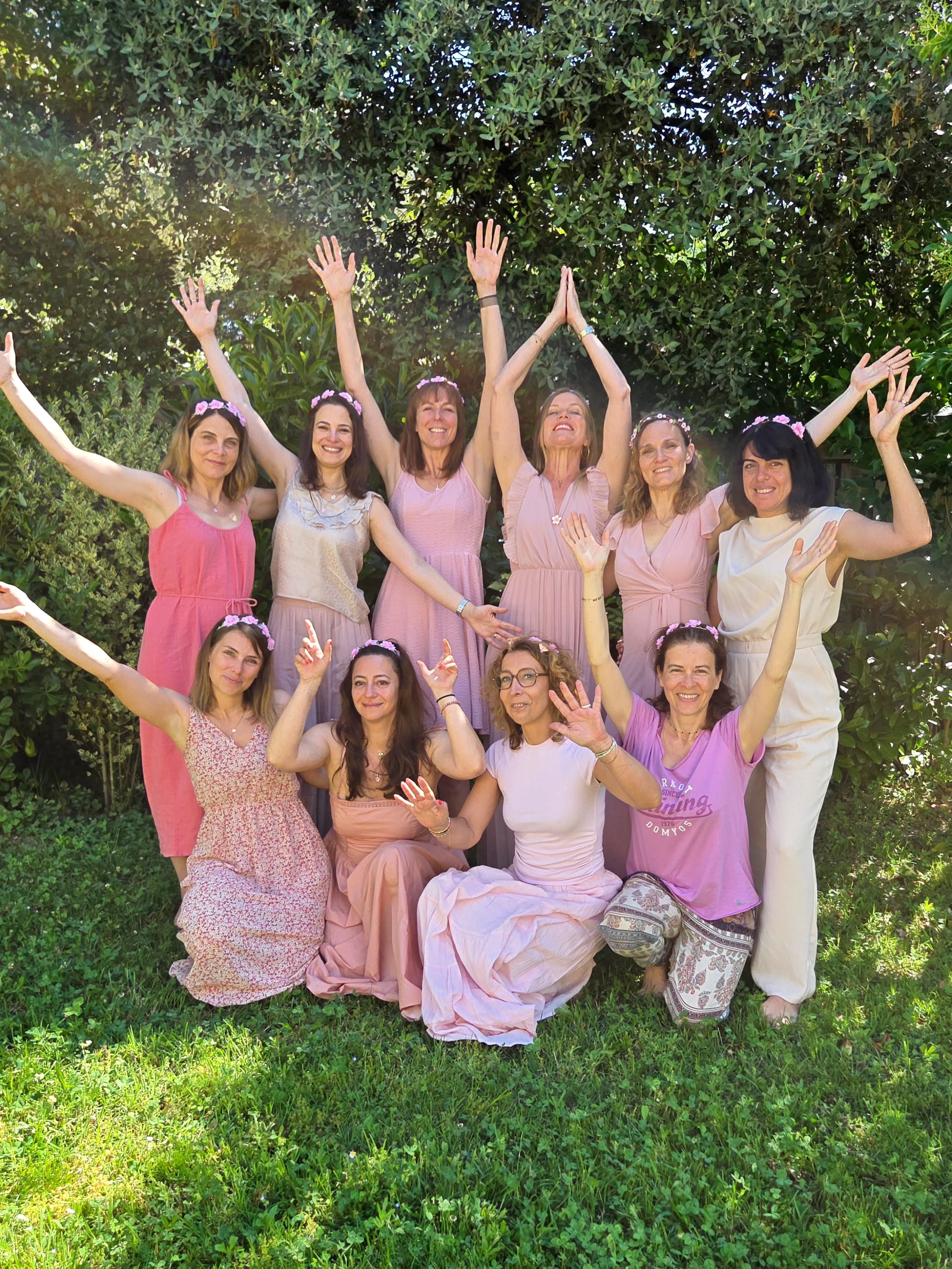 Retour en images sur la dernière retraite Bloom avec Karen @lacabane.yoga.studio
Pendant 4 jours, 9 participantes se sont réunies autour de Karen pour fêter le printemps 🌱 Au programme : pratique du yoga, lien avec la nature avec un bel atelier jardinage guidé par Armelle de la pépinière @lepiedelaplante.
La Villa Jema a accueilli les énergies lumineuses de ce groupe avec des partages, des rires, des émotions et beaucoup de bonne humeur.
Quoi de mieux pour fêter le printemps 🌺 ?
Merci à Karen pour sa confiance renouvelée. Un beau moment comme la Villa Jema aime en accueillir.