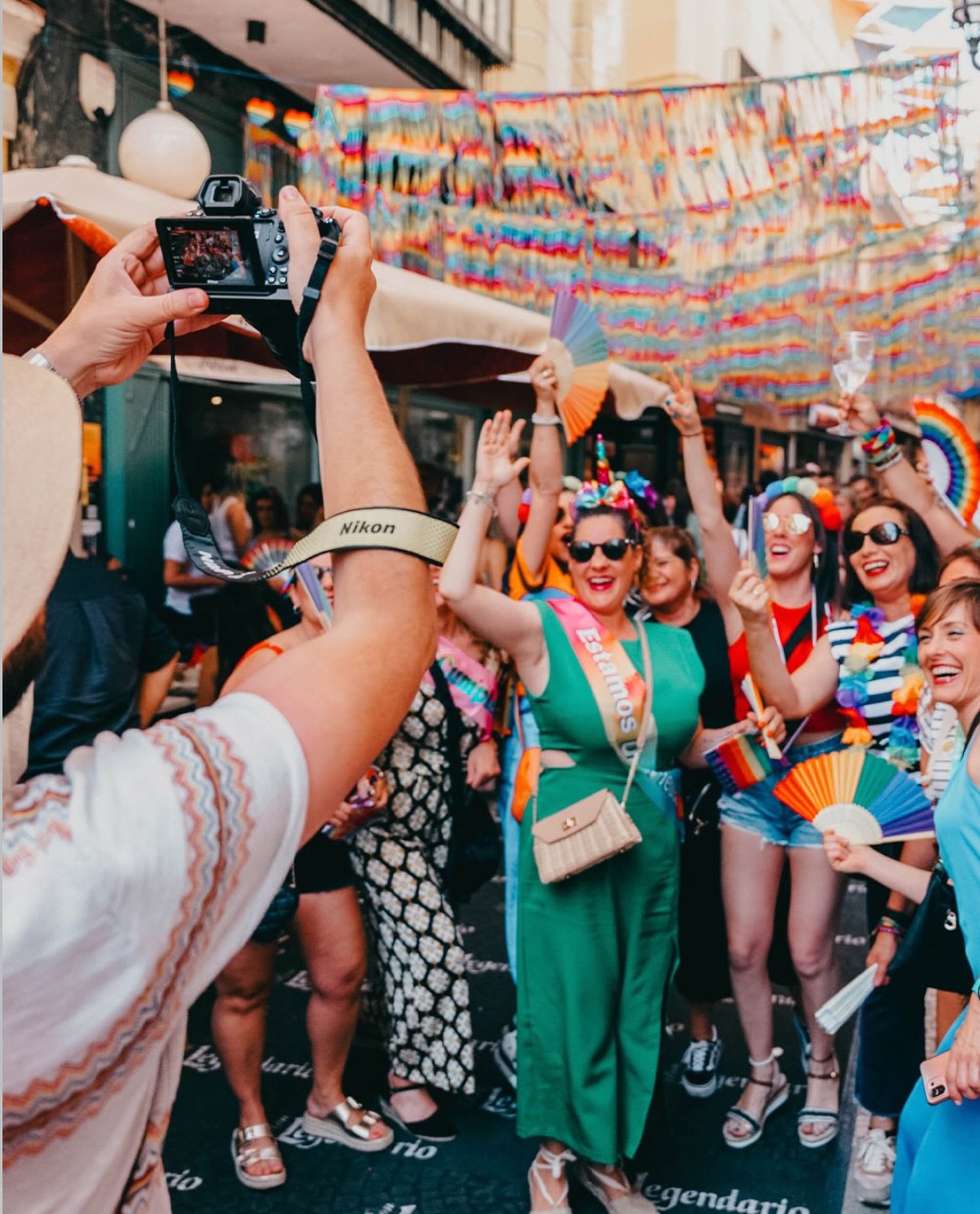 🏳️🌈 No podemos esperar más, ¡ya estamos calentando motores para volver a vivir una de las fiestas que más nos gustan!
Si tú tampoco puedes esperar, te invitamos a pasar por Carmen para probar nuestra tapa especial o vivir en primera persona la presentación del libro de @danibroncano 😉🌈
🕺 Y el viernes, a partir de las 22:00 horas, vuelve a vivir nuestra fiesta de LAS PALOMAS 🔥
📸 @palomosbadajoz