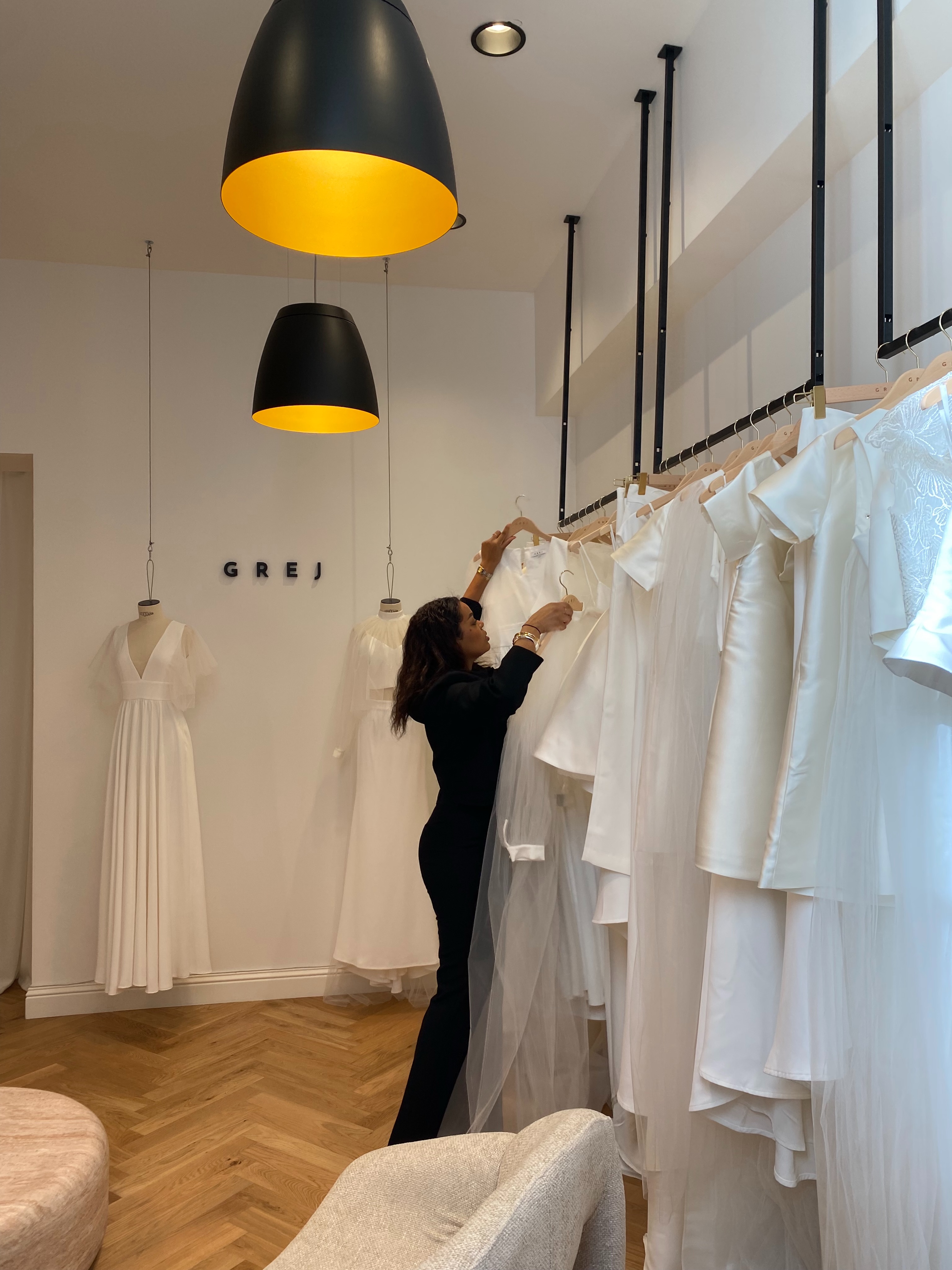 P R É P A R E R •
Les robes sont prêtes, le showroom aussi. ✨
Pendant que la ville se réveille, Marwa prépare les essayages du jour et accueille les futures mariées dans les meilleures conditions.
Parce que chaque rendez-vous mérite toute notre attention. 🤍
#grejmodernbride #futuremariee #essayagerobedemariee #showroombordeaux #mariage2027