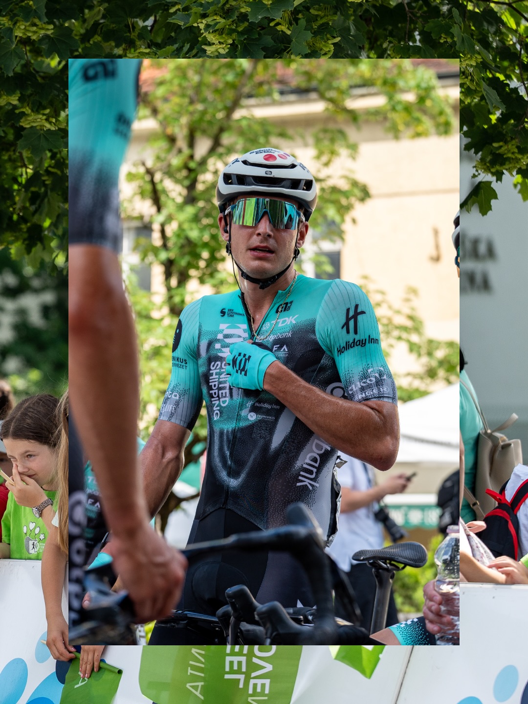 🛡️ Perfect start 🇸🇮
Our stage report is already online, where you can read about Tomáš’s success on the first day of the Tour of Slovenia!
After smart and hella strong racing, he managed to grab both the Youth and KOM jerseys, starting today’s stage slightly “overdressed” 😍
There is such a thin line between failure and success – just look back at Erik’s crash a week ago. It’s great to see that when all the pieces line up perfectly, this is what our guys are capable of. Chapeau 🫡
-
Tomáš egy gyönyörű tegnapi nap után ma a fehér és a KOM (hegyi) trikóban kezdheti meg a versenyt. Nagyon büszkék vagyunk rá, és mindent megteszünk azért, hogy a következő napok még jobbak legyenek! 👊
Sokszor olyan kevésen múlik egy-egy jobb eredmény – emlékezhettek Erik befutójára mindössze egy héttel ezelőttről 👀. Jó látni, hogy amikor minden összeáll, ilyen eredményekre képesek a srácok! A beszámolónk már online ✍️
📸 @lapajhu
#tus_riders #TeamUnitedShipping