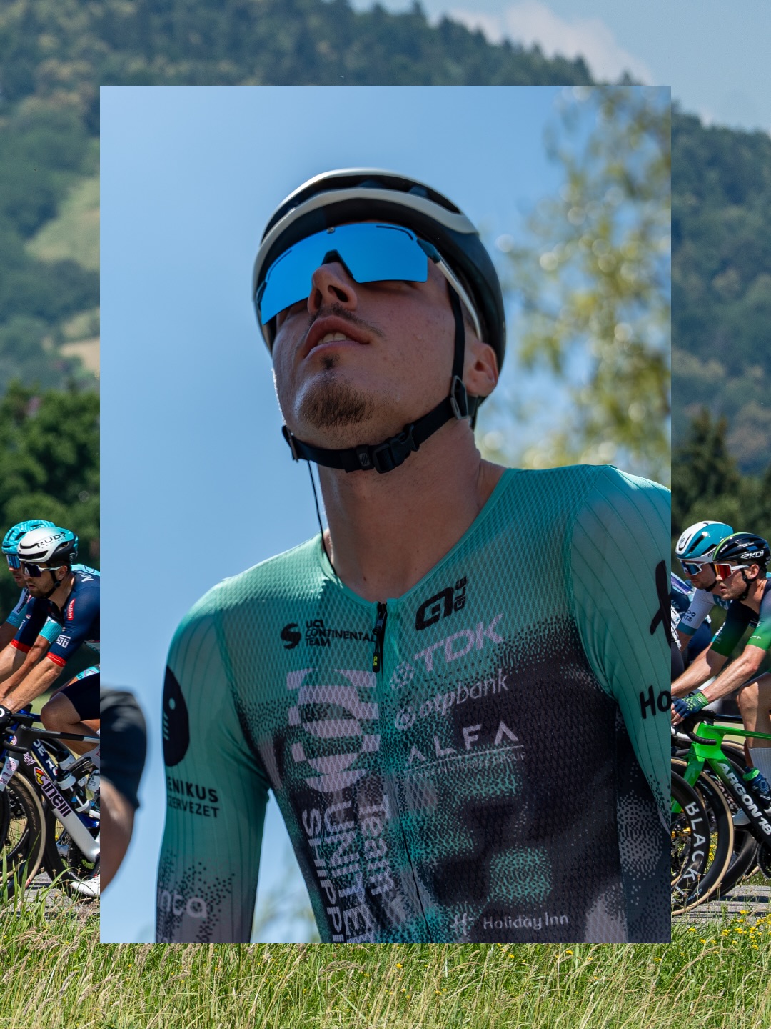 🇸🇮 Erik szökésben! 🛡️
Minden napra jut egy türkiz mez az elmenésben: ma Erik képviselt minket elöl egészen az utolsó hegyig. Tomášnak is sikerült megérkeznie az elejével, így ma ismét elértük, amit szerettünk volna! 🫰🏻
Holnap királyszakasz, Vršič, rajta vagyunk! 🫡
-
Another day, another TUS jersey in the breakaway! This time it was Erik who represented our colors, getting pretty far along the course and only getting caught on the final climb. Job well done! 👏
Tomáš also executed the plan perfectly, crossing the finish line in the front group to keep the white jersey for one more day. 🫰🏻
Tomorrow is the queen stage with the Vršič pass, let’s go! ⛰️🔥
📸 @lapajhu
#tus_riders #TeamUnitedShipping