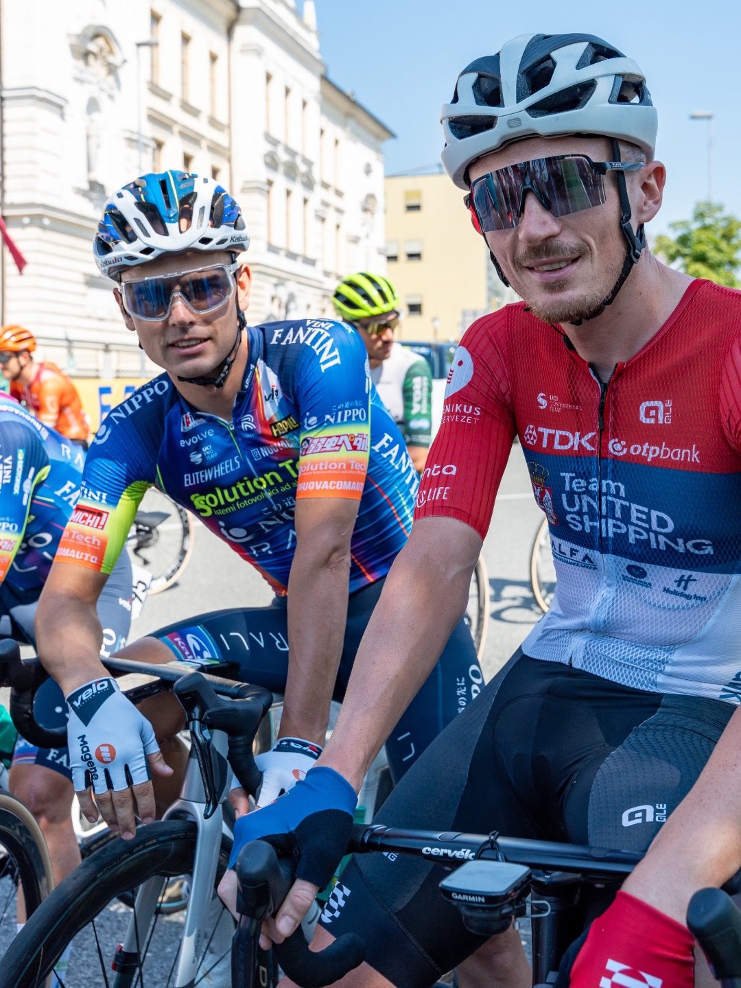 🇸🇮 The hardest so far 👀
The queen stage went pretty much as we all expected; the peloton was blown to pieces by Red Bull-BORA-hansgrohe on the Vršič. It’s no coincidence they are here with their Tour squad.
From our side, Tomáš was the strongest again, arriving in the first 30 riders, a bit more than 6 minutes down on the stage winner.
One more to go! It won’t be easy, even though there are no big climbs this time.
-
😮💨 Kemény napon vagyunk túl. Ahogy azt előre sejteni lehetett, a Red Bull atomjaira szedte a mezőnyt a Vršičen, ami nem is meglepő, hiszen a Tour de France csapatukkal vannak itt 🫠
Tőlünk a legjobb megint Tomáš volt, aki a 30. hely körül, 6 perccel a győztes mögött érkezett végül.
Utolsó szakasz ma, valószínűleg ez sem lesz könnyű, de készen állunk!
📸 @lapajhu
#tus_riders #TeamUnitedShipping